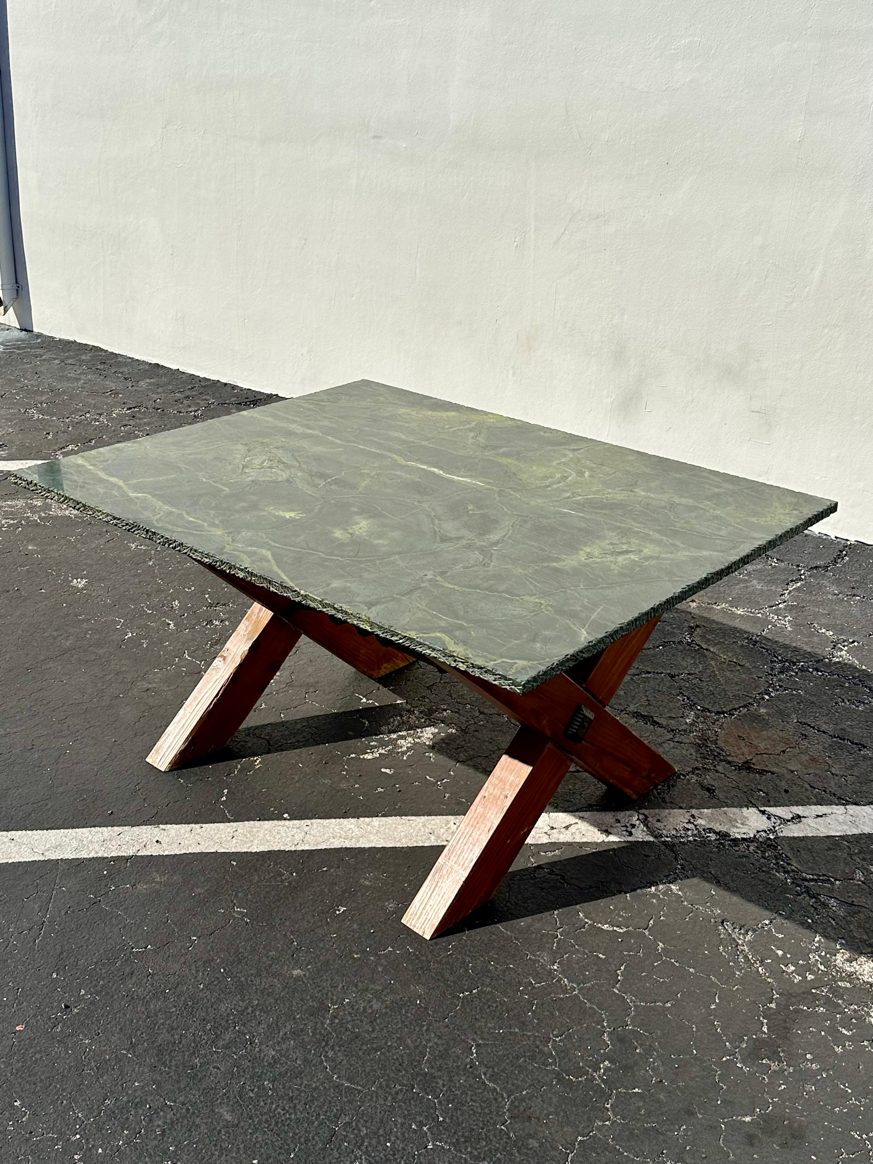 Table de salle à manger espagnole à bord vif en marbre vert MCM des années 1960 Bon état - En vente à Fort Lauderdale, FL