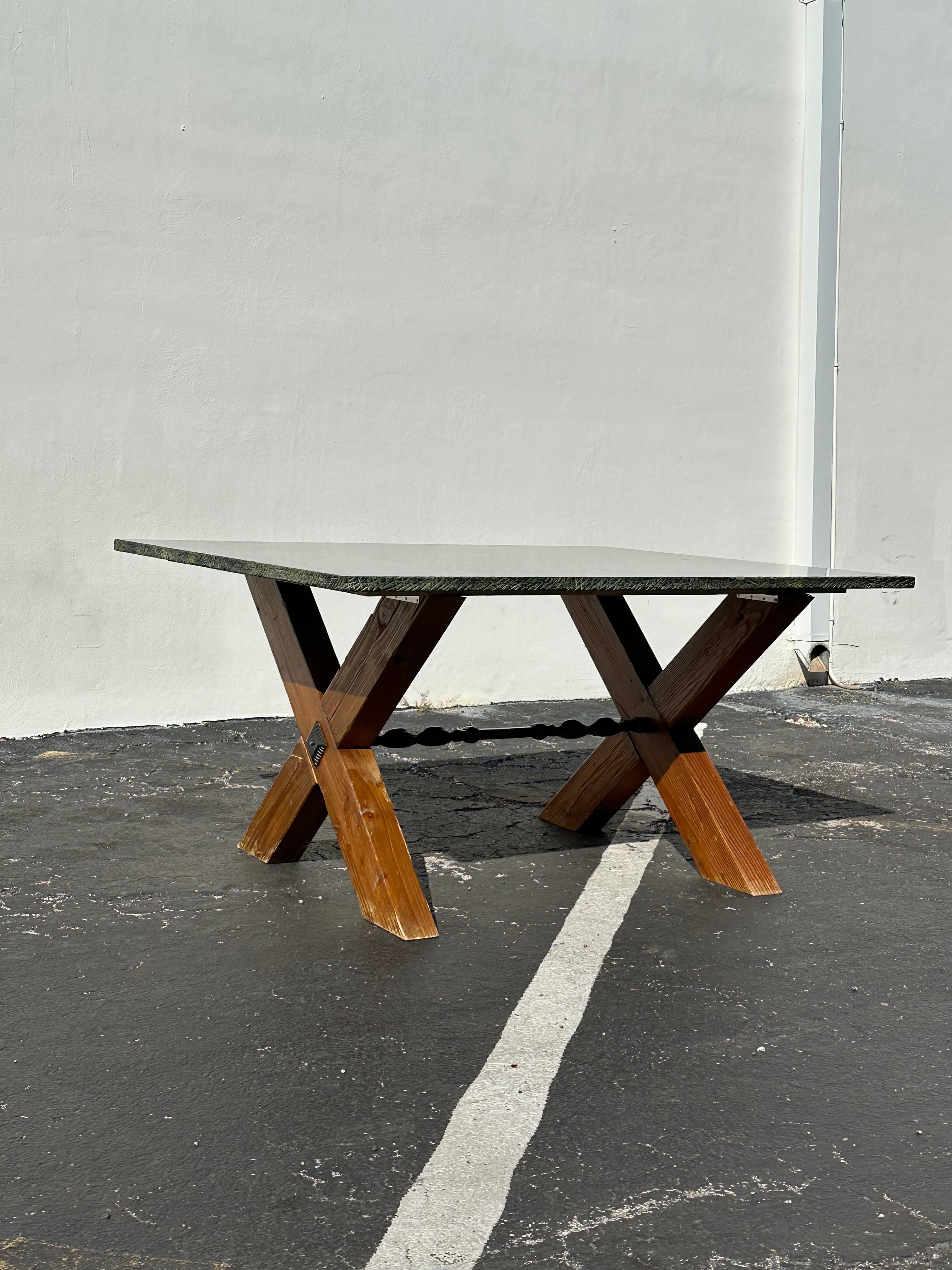 Fer Table de salle à manger espagnole à bord vif en marbre vert MCM des années 1960 en vente