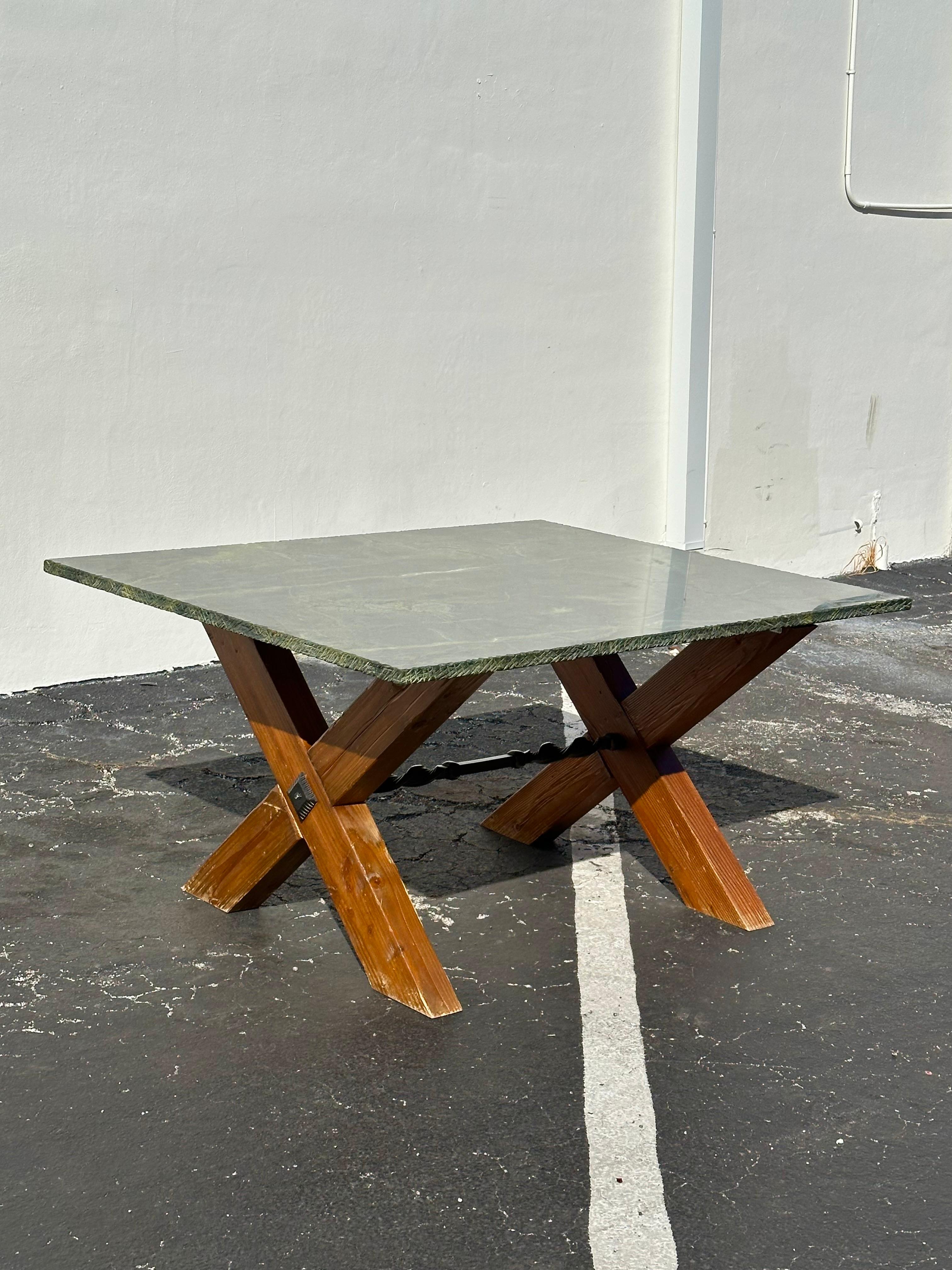 Table de salle à manger espagnole à bord vif en marbre vert MCM des années 1960 en vente 1