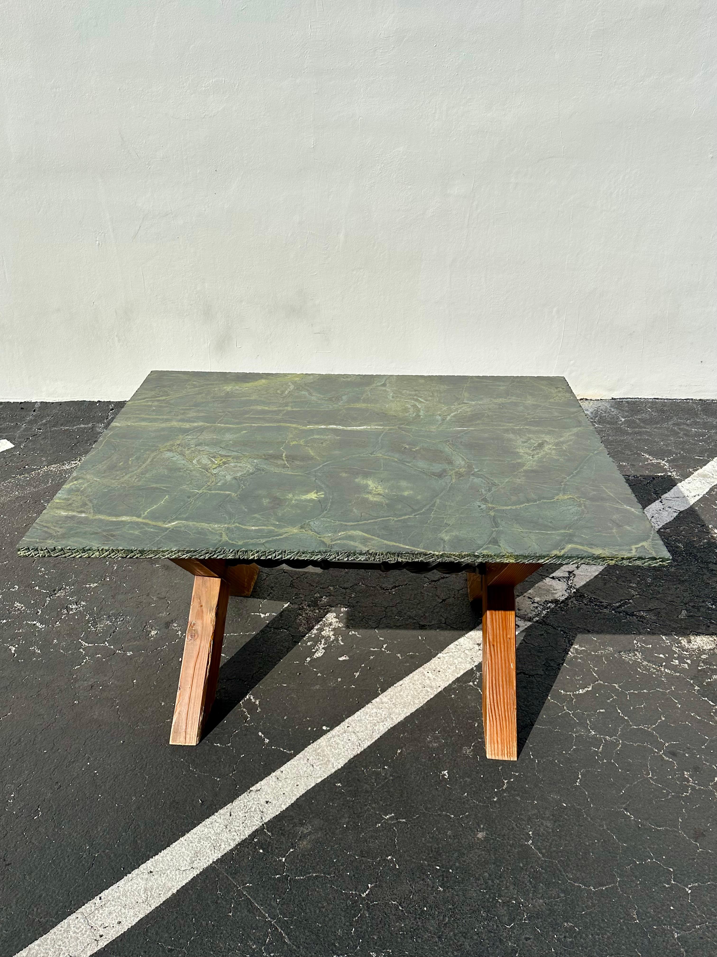 Table de salle à manger espagnole à bord vif en marbre vert MCM des années 1960 en vente 2