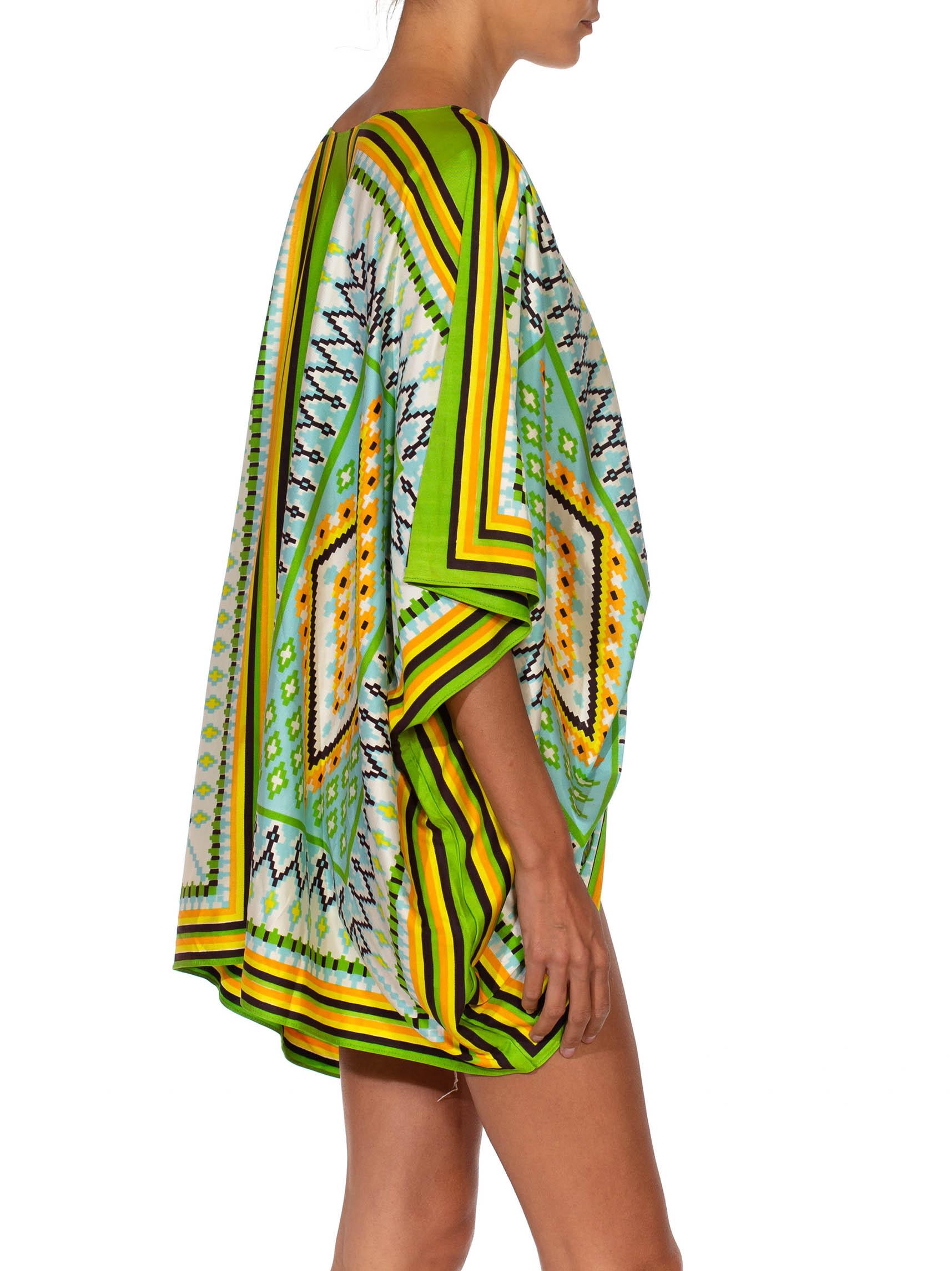 1970S Green Multicolored Poly Blend Geometric Aztec Print Kaftan In Excellent Condition In New York, NY