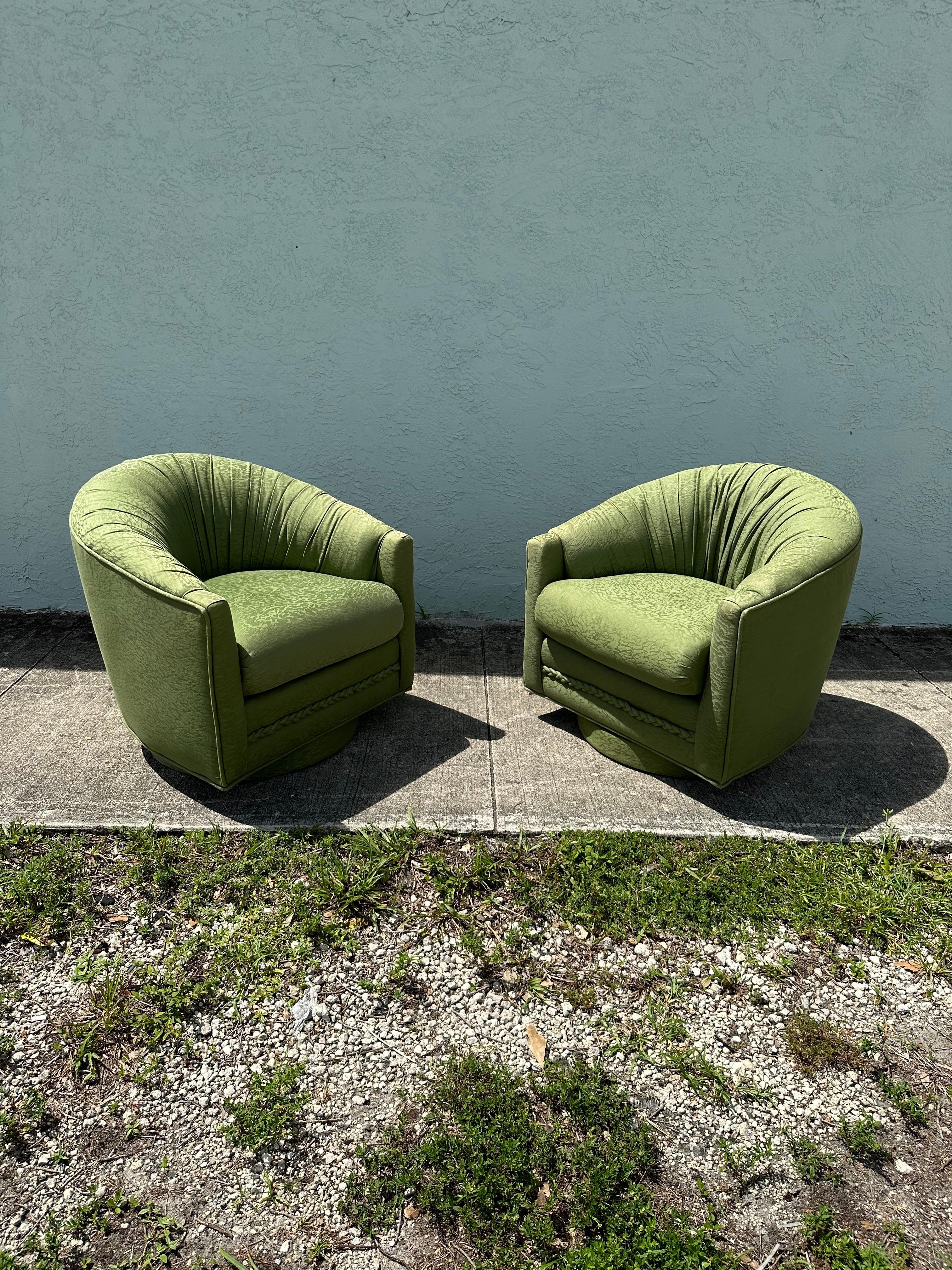 Transportez-vous dans les années 1970, élégantes et sophistiquées, avec ces chaises pivotantes en forme de tonneau. Les chaises ultra rares dégagent un air de luxe et de raffinement. Le design est remarquable partout. Le luxueux fauteuil pivotant