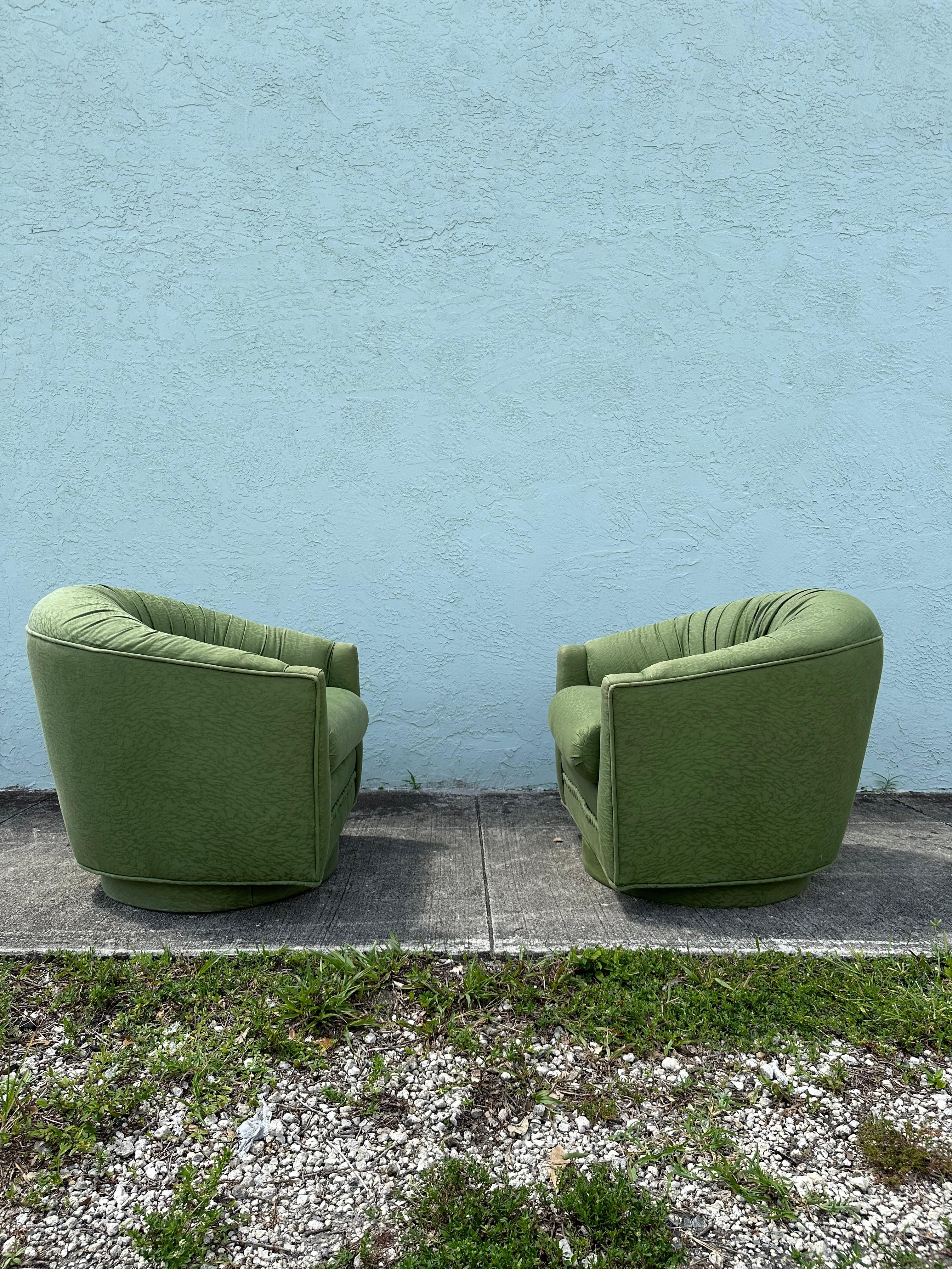 1970 Greene & Greene Milo Baughman Swivel Chairs, Set of 2 Bon état - En vente à Fort Lauderdale, FL