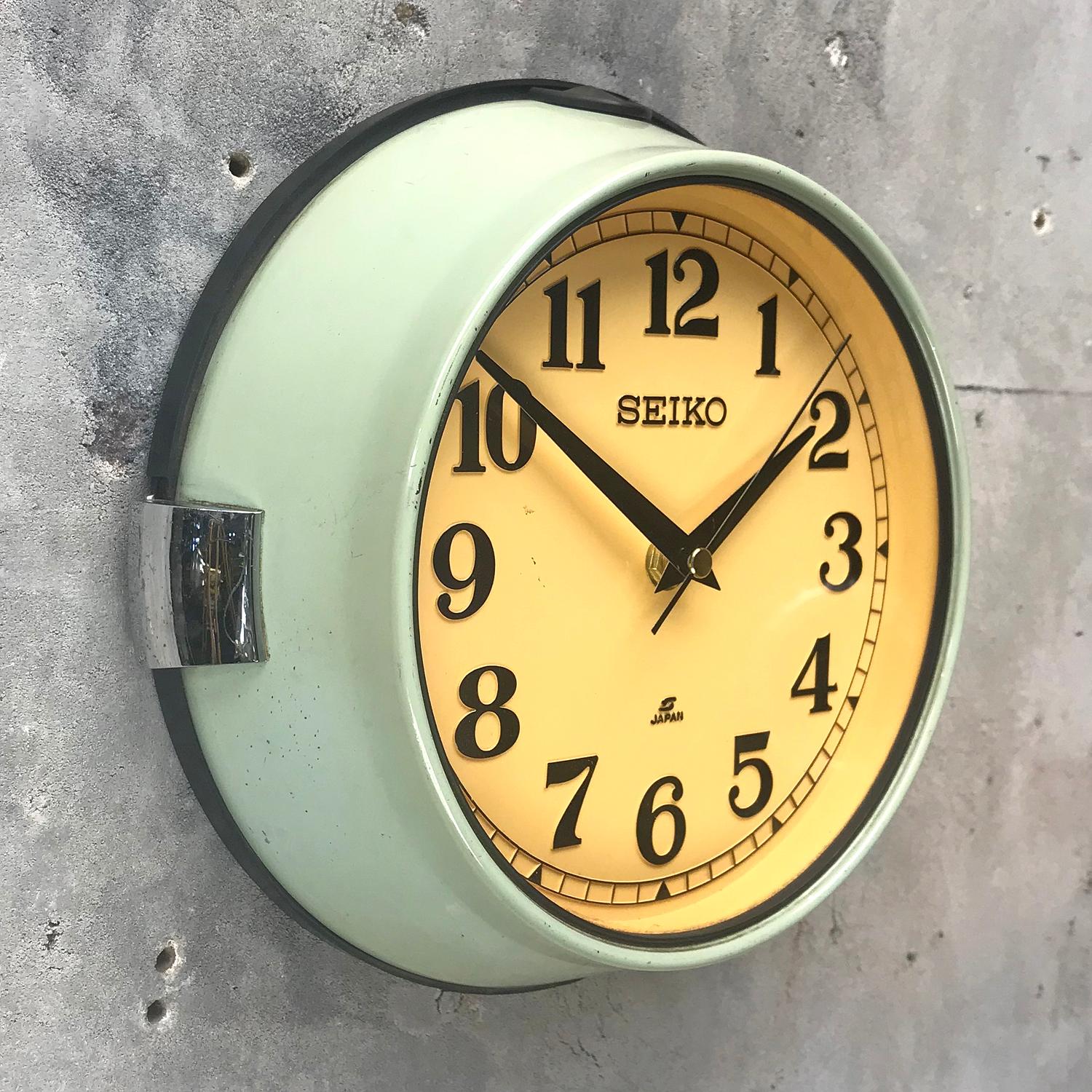 1970s Green Retro Seiko Vintage Industrial Antique Steel Quartz Wall Clock In Excellent Condition In Leicester, Leicestershire