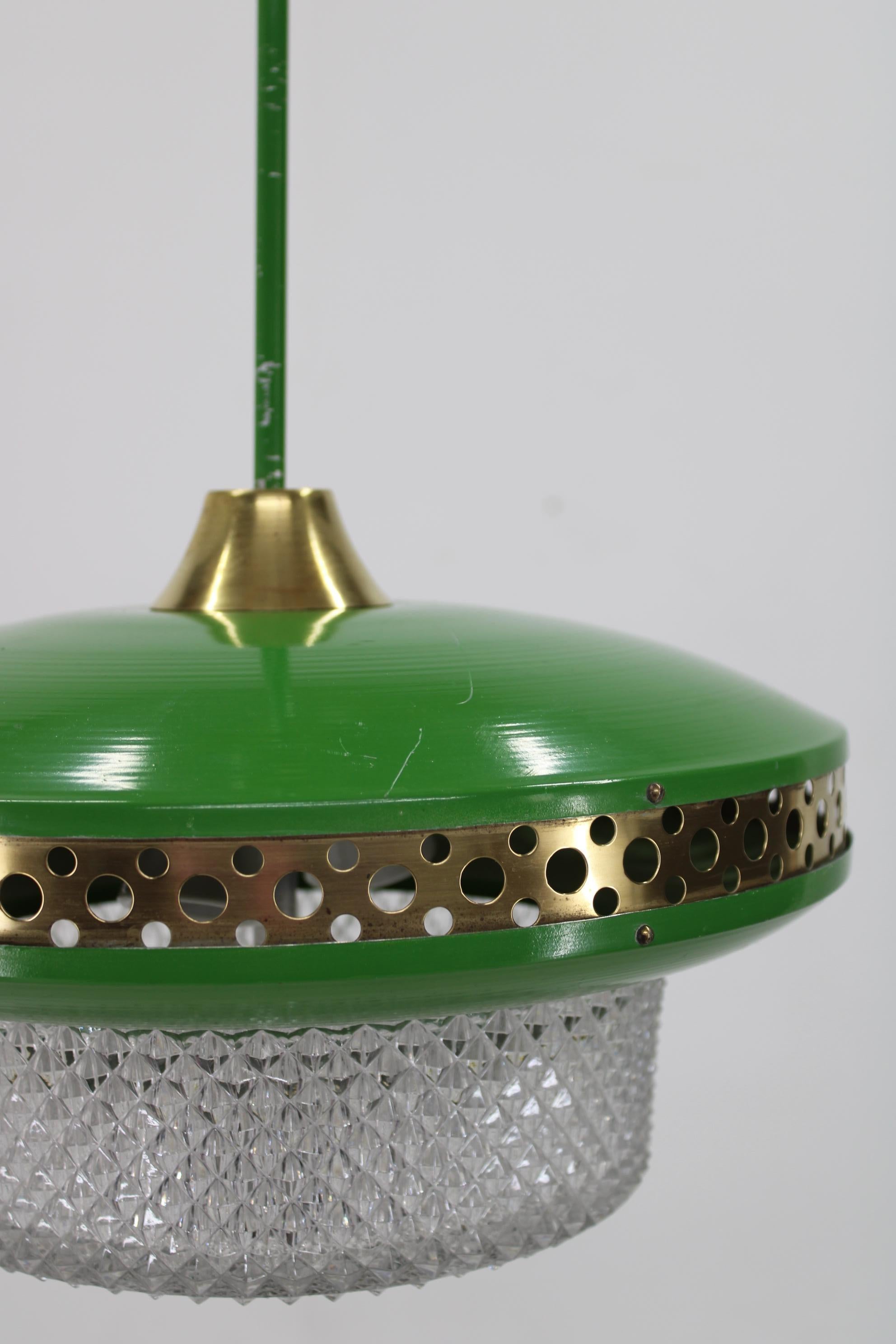 - Pendentif anneau en métal vert avec bande perforée en laiton par LUDIB Bratislava
- Bon état d'origine avec des signes mineurs d'utilisation 
- 2 ampoules E26 ou E27