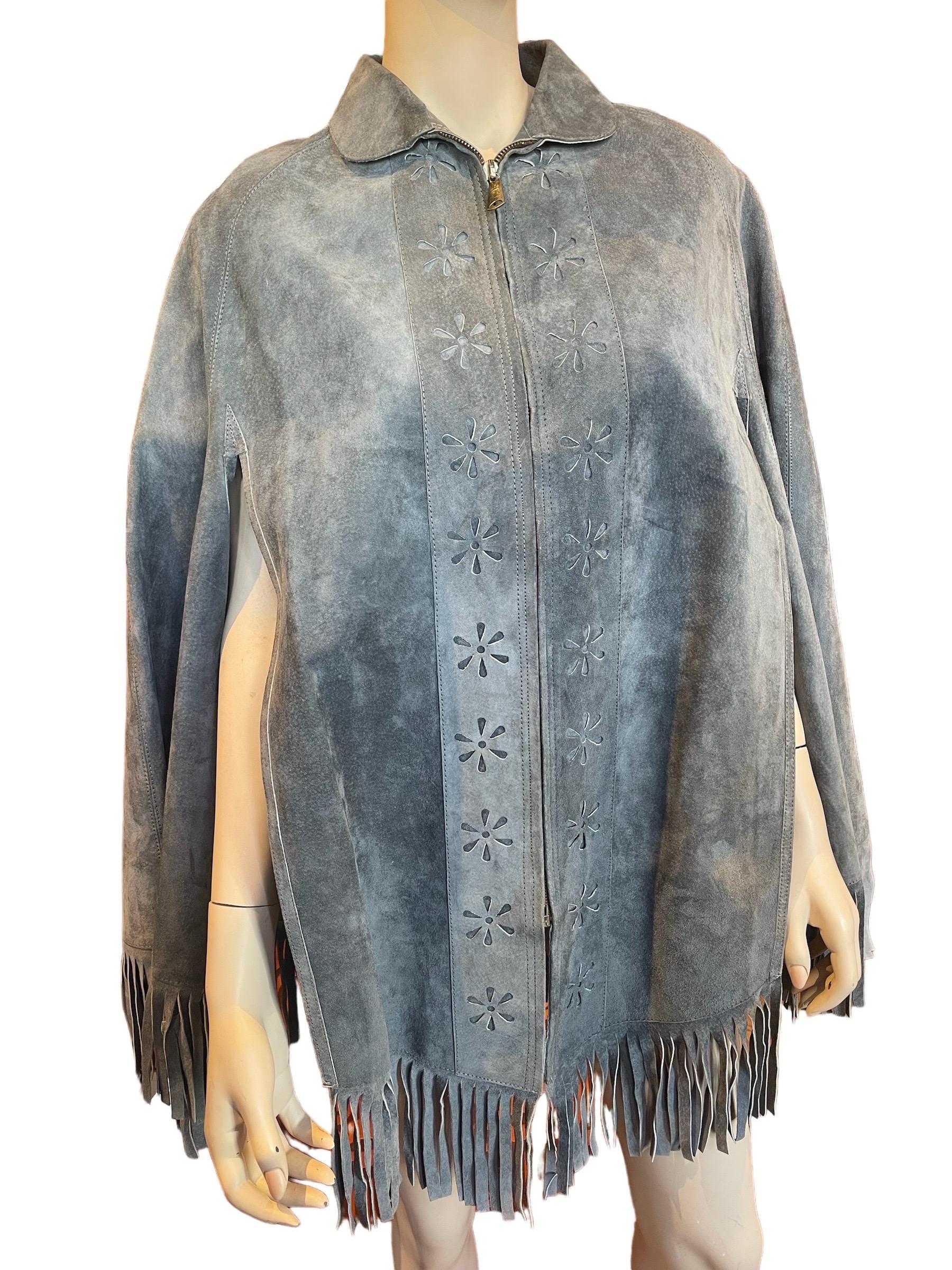 1970s Grey Blue Suede Fringed Zip Up Poncho with Flower Details 

An amazing grey blue suede collared poncho, with fringe and flower details along the zipper. Has two arm slits. 

One Size Fits Most 