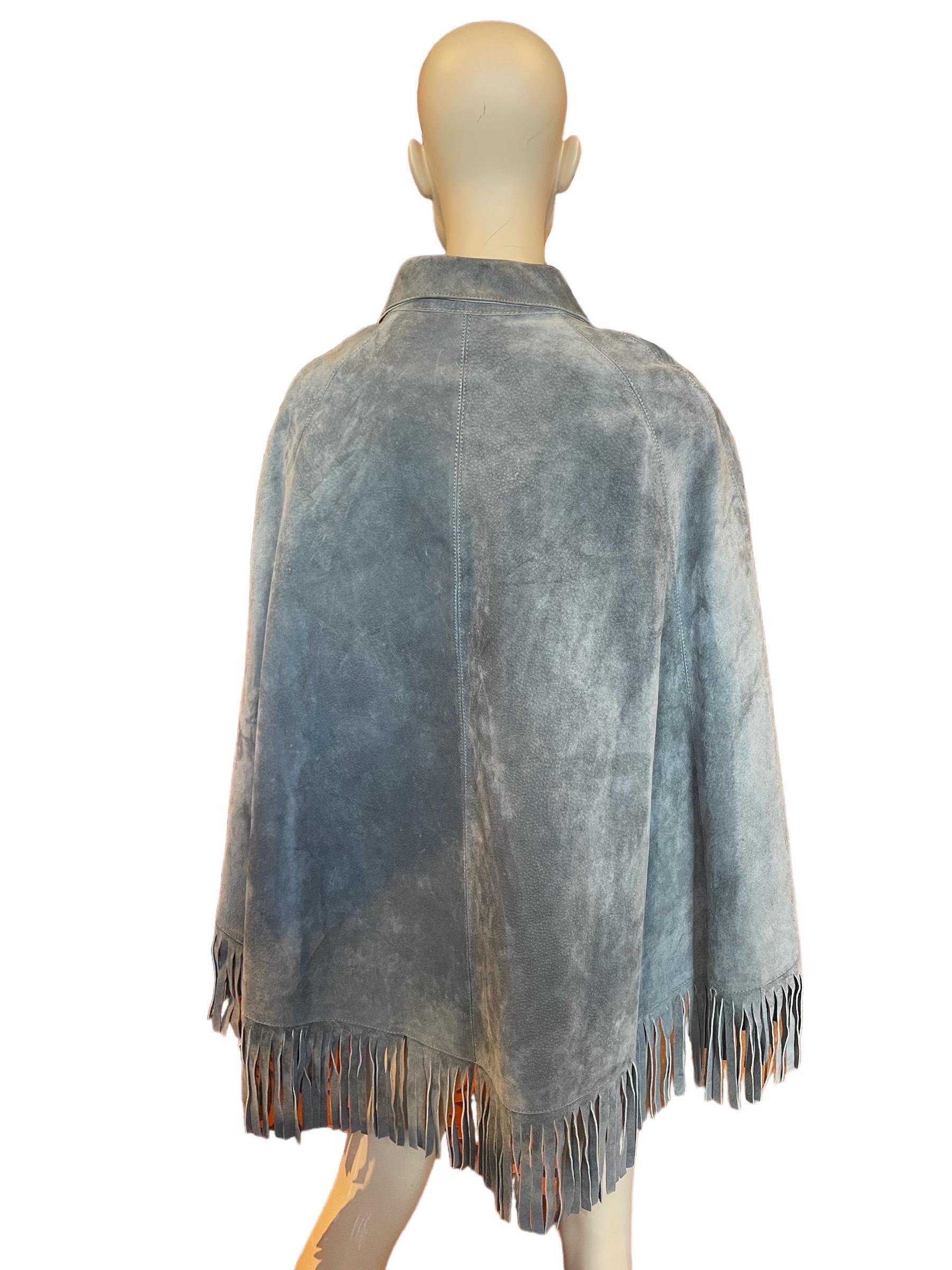 1970s Grey Blue Suede Fringed Collared Zip Up Poncho with Flower Details  In Good Condition For Sale In Greenport, NY