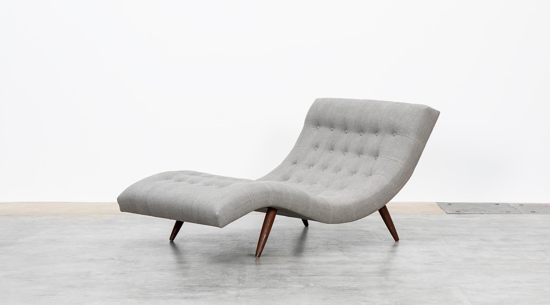 New upholstery in grey high-quality fabric, walnut base, daybed by Adrian Pearsall, USA, 1970.

This organically shaped daybed stands on solid walnut tapered legs. The chaise loungeis newly upholstered with a high-quality warm grey fabric. The lying