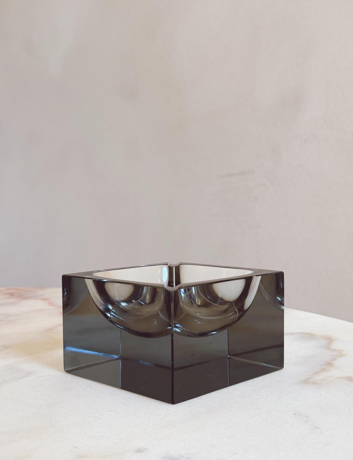 Una semplice ed elegante ciotola in vetro di Murano grigio realizzata negli anni '70 e in buone condizioni.