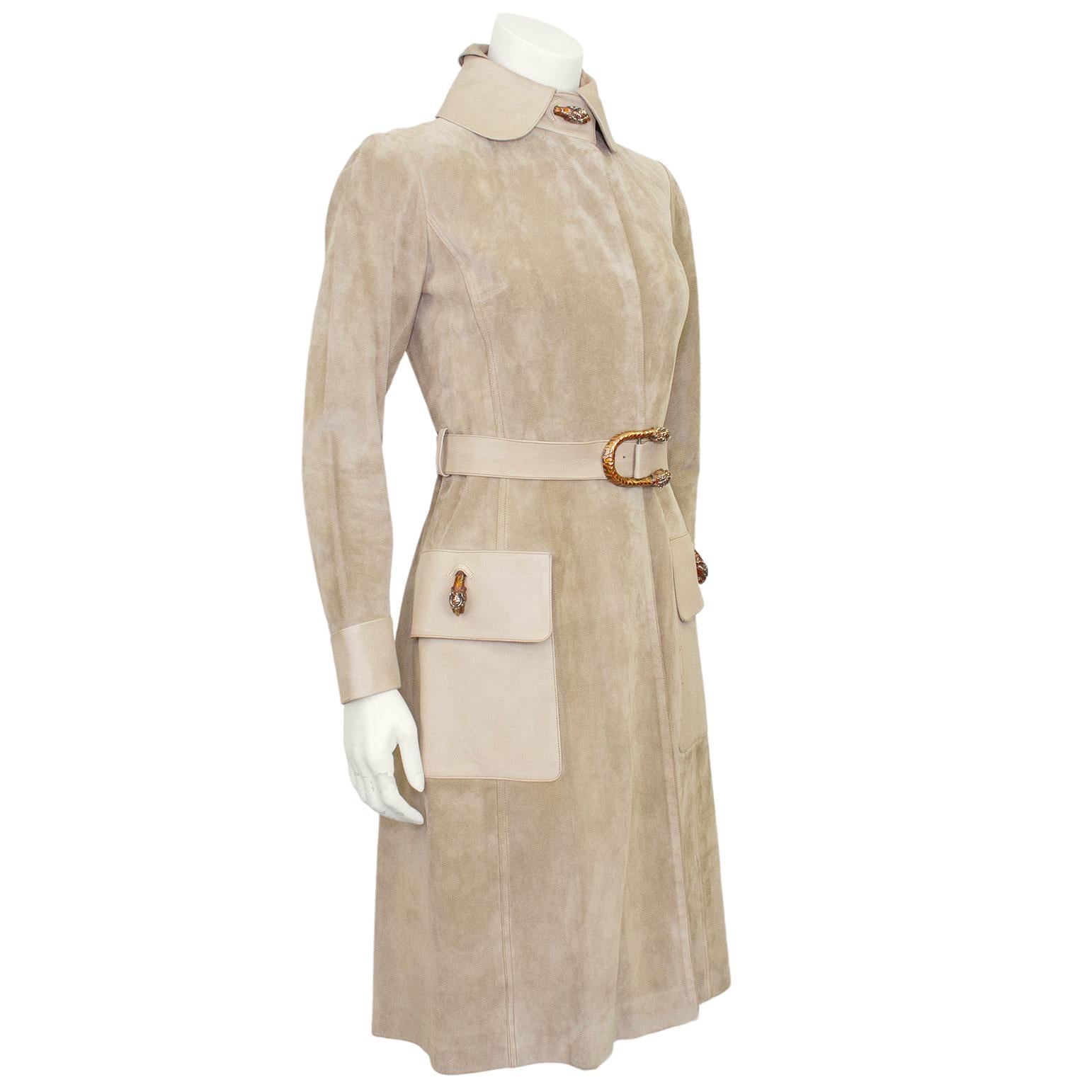Impresionante y raro trench Gucci de los años 70. El cuerpo y los brazos del abrigo están confeccionados con el ante beige más glorioso. El cuello, los puños, el cinturón y los bolsillos delanteros con solapa de gran tamaño son de un cuero beige