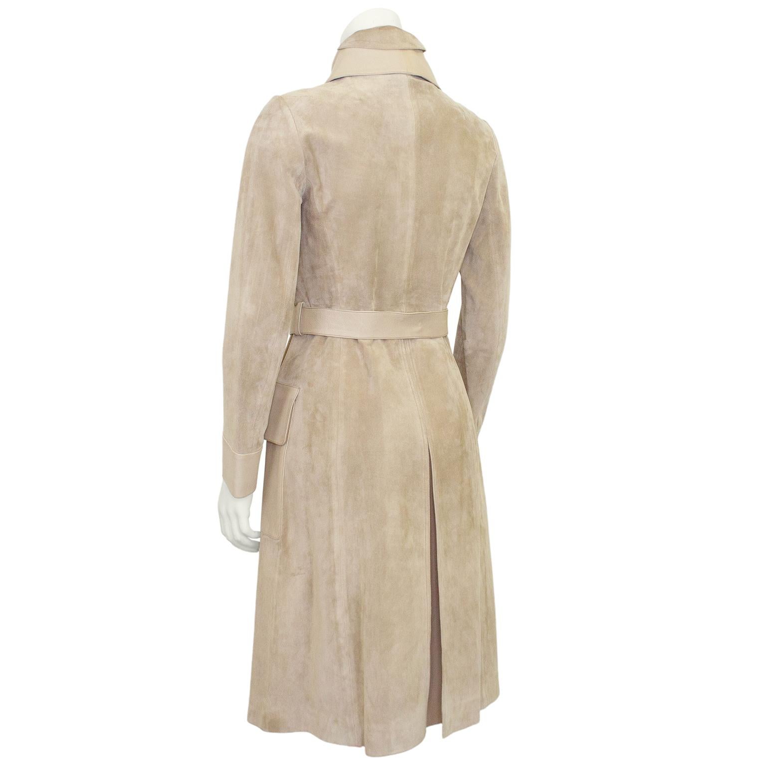 Gabardina de ante y piel beige Gucci de los años 70 con detalles de cabeza de tigre esmaltada Beige en venta
