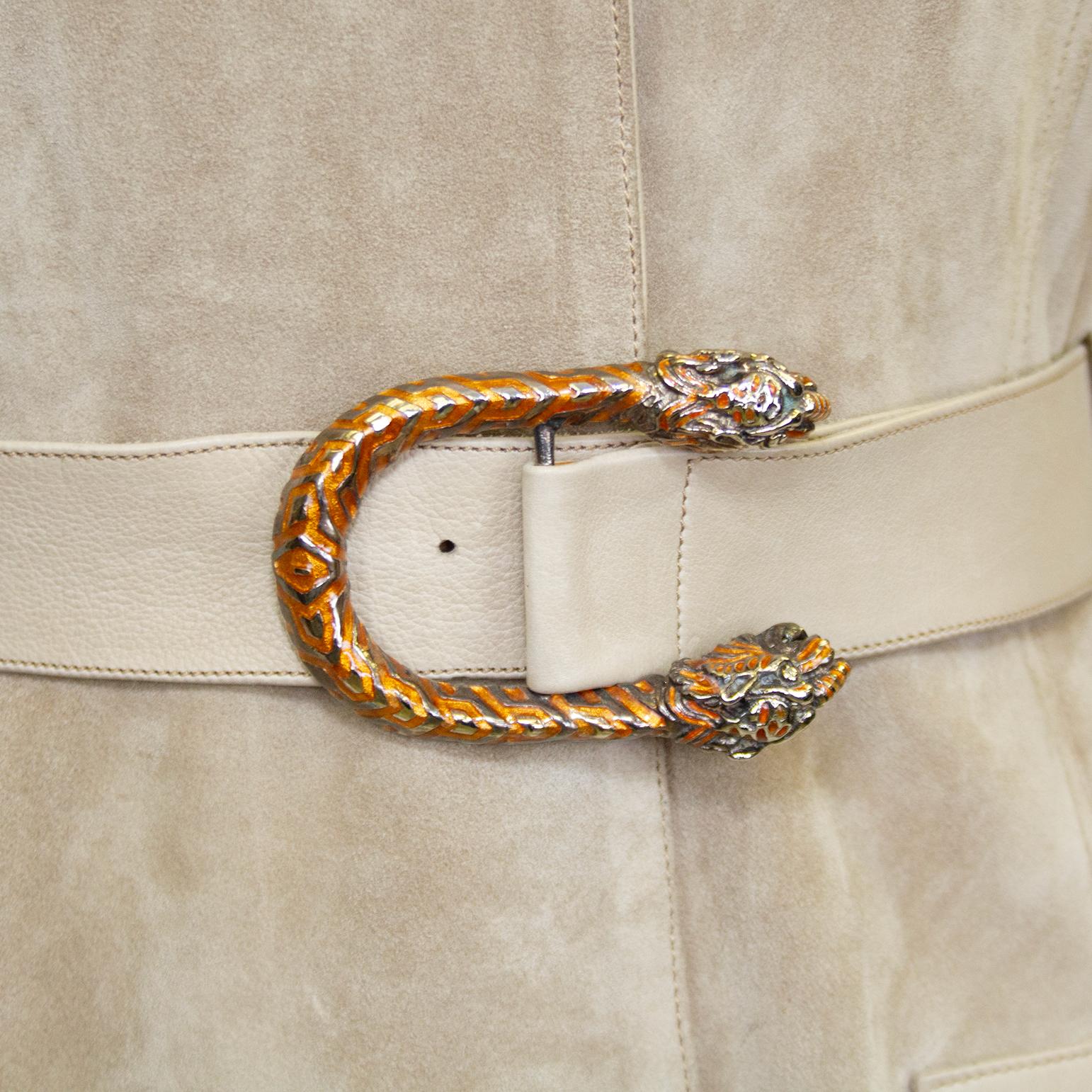 De las mujeres Gabardina de ante y piel beige Gucci de los años 70 con detalles de cabeza de tigre esmaltada en venta