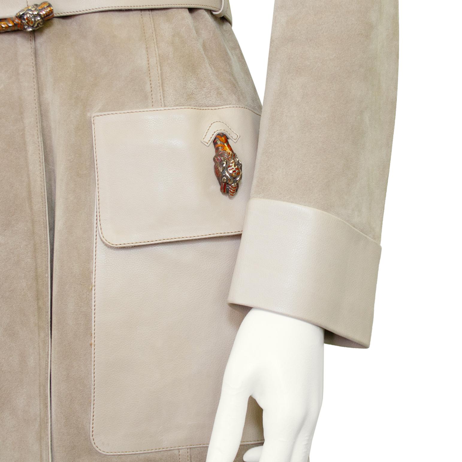 Gabardina de ante y piel beige Gucci de los años 70 con detalles de cabeza de tigre esmaltada en venta 1