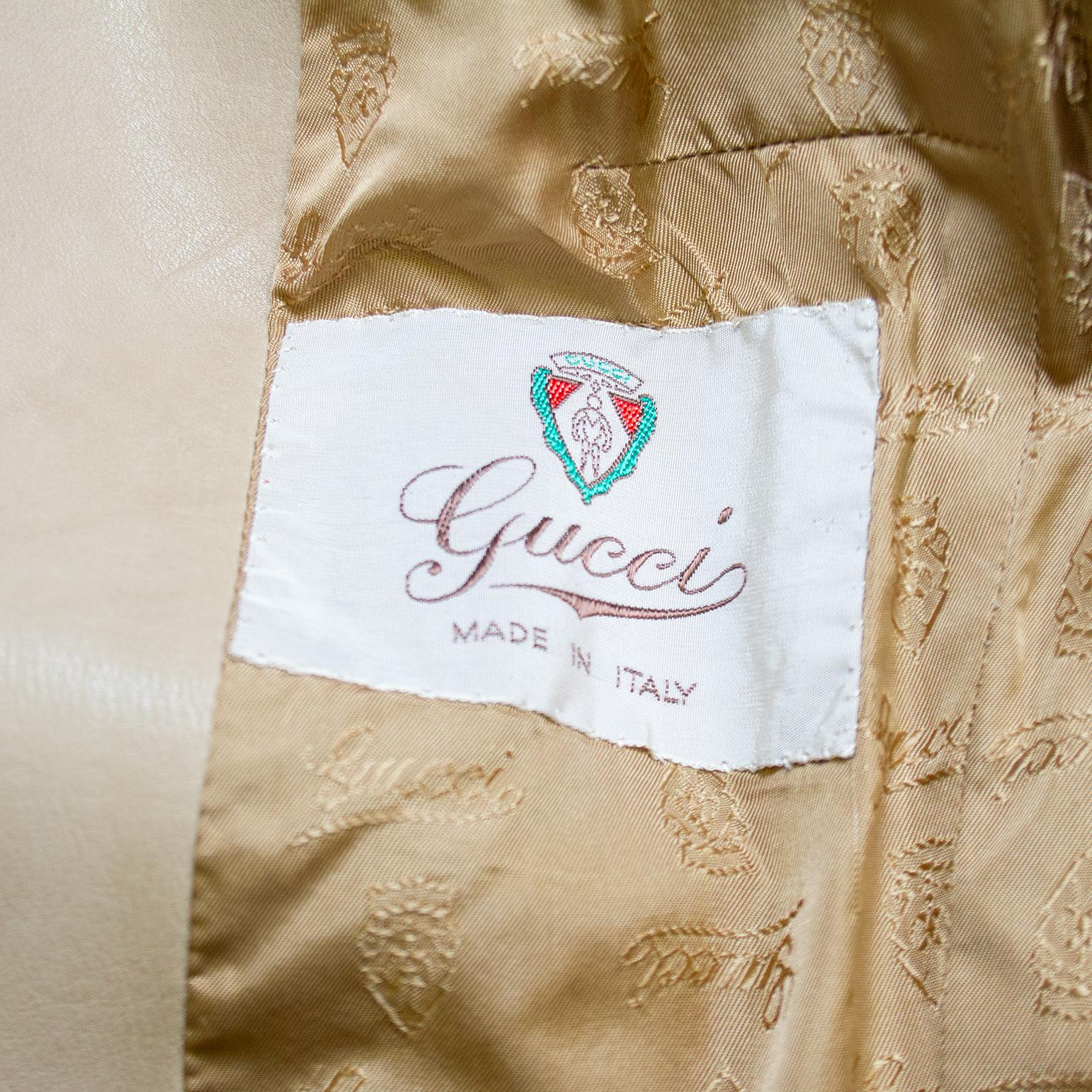 Gabardina de ante y piel beige Gucci de los años 70 con detalles de cabeza de tigre esmaltada en venta 2