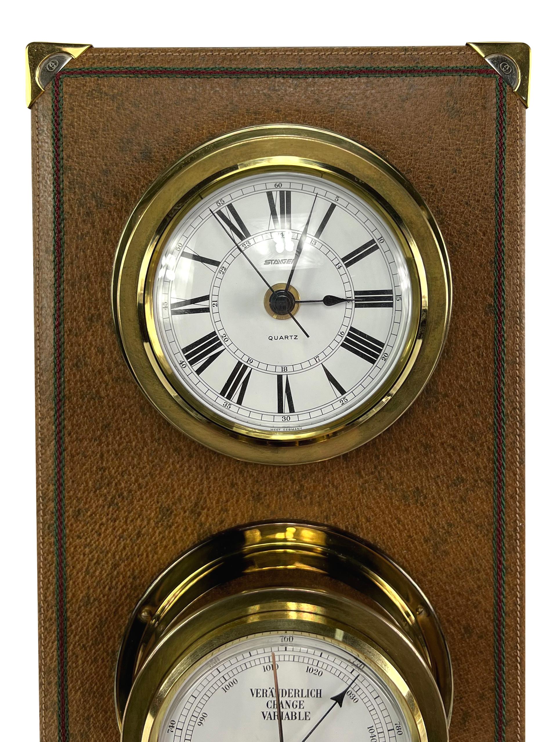 Cette horloge et ce baromètre en peau de sanglier marron de Gucci, datant des années 1970, sont indispensables aux plaisanciers avertis. Cette luxueuse pièce murale comporte deux cadrans avec des garnitures en métal doré, des broderies vertes et