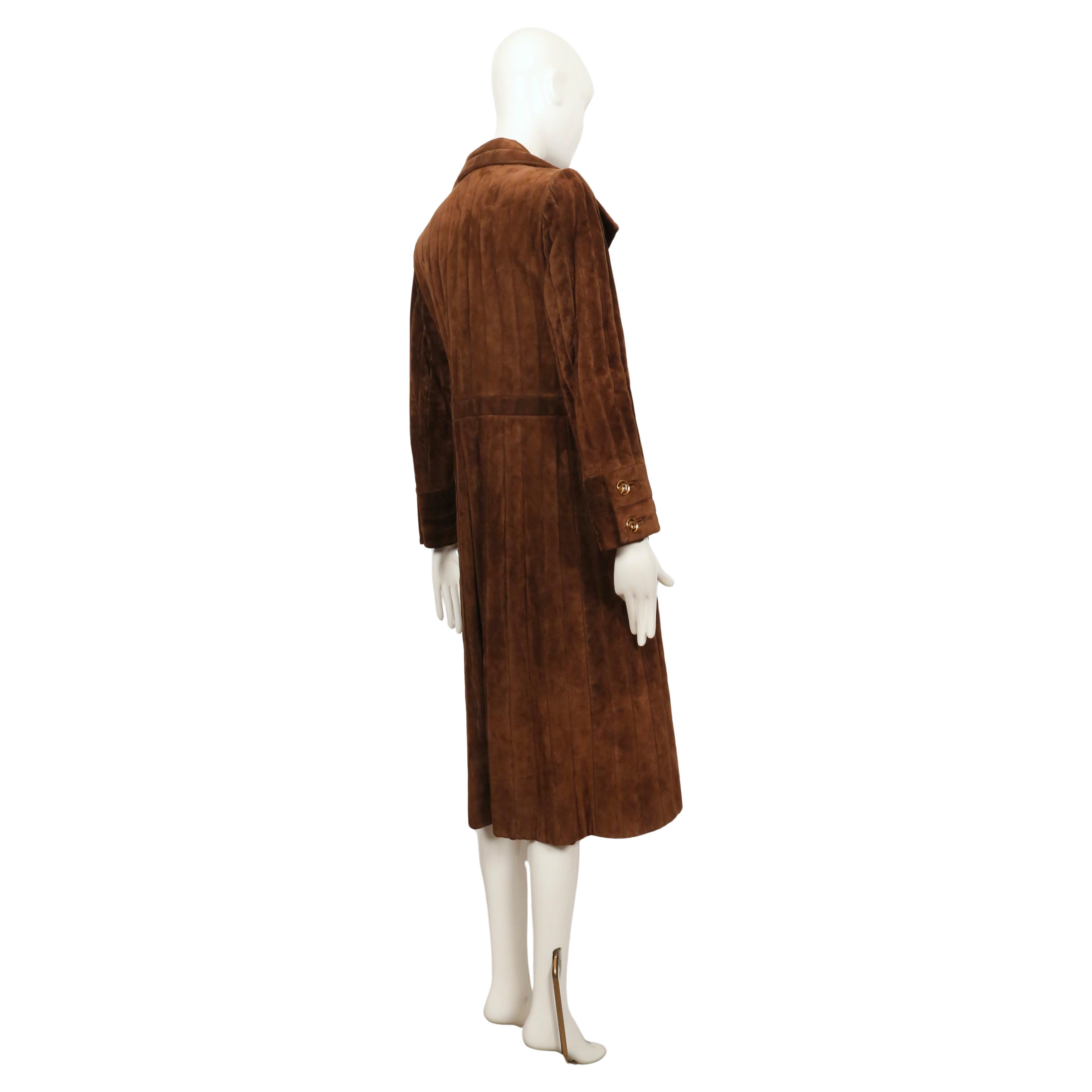 Cappotto trapuntato in pelle scamosciata marrone di Gucci degli anni '70 con ferri da cavallo dorati in vendita 3