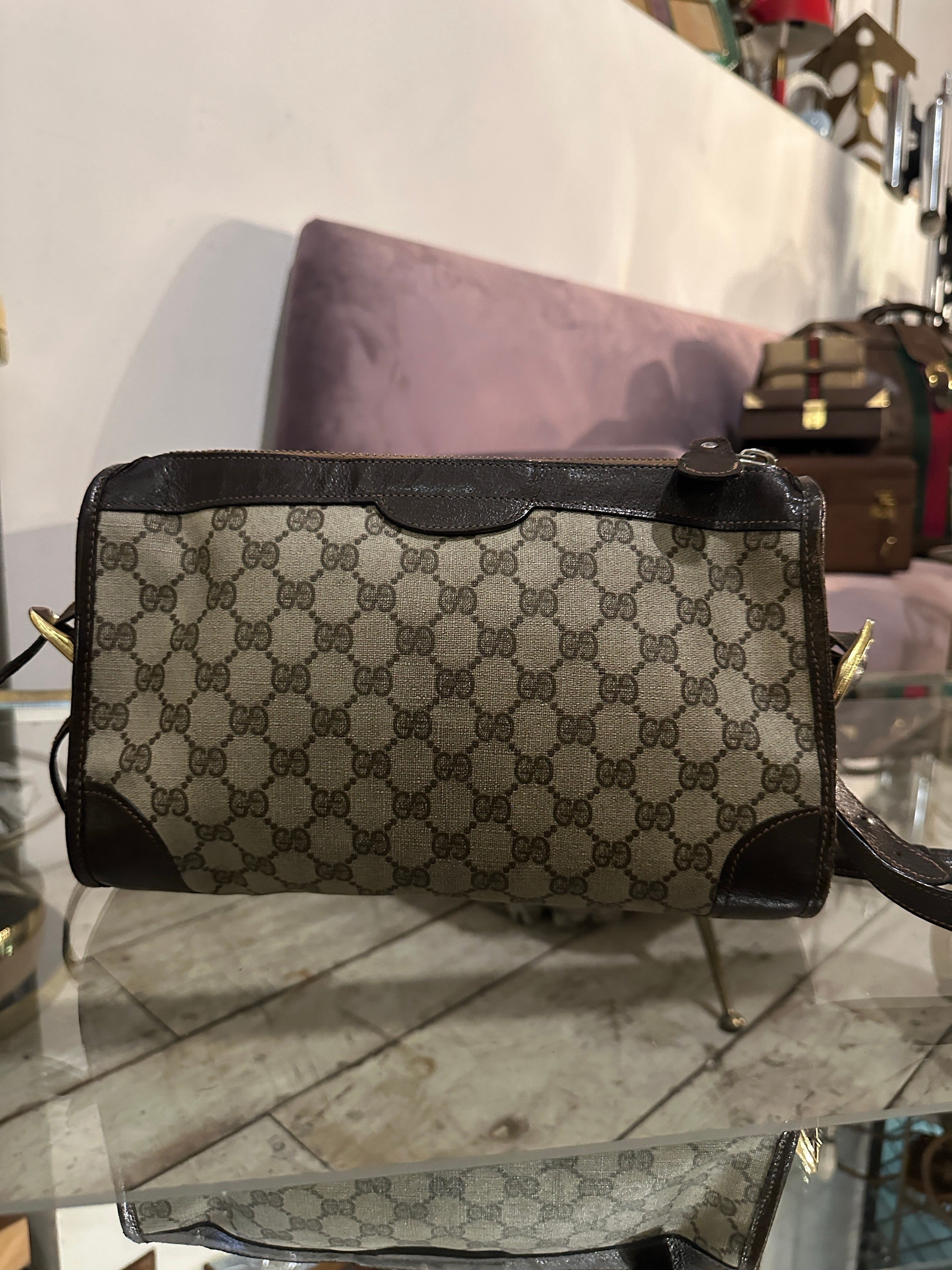This elegant Gucci shoulder bag combines timeless design with a modern edge, making it a versatile accessory for any occasion. The bag is crafted from Gucci’s iconic beige and brown GG monogram canvas, which is both durable and emblematic of the