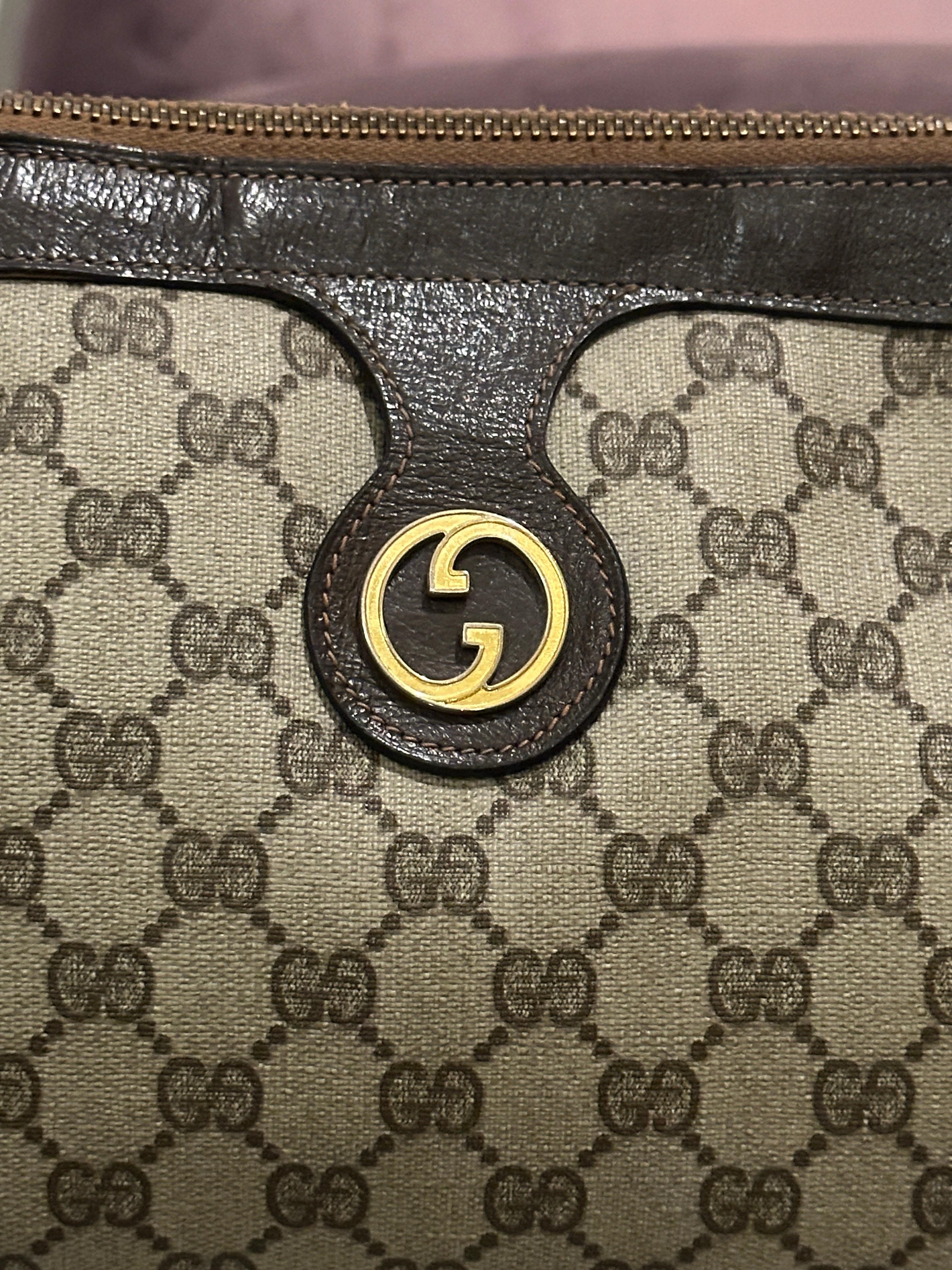 1970s Gucci Canvas and Leather Shoulder Bag with Gold Interlocking GG Logo In Good Condition For Sale In Aci Castello, IT