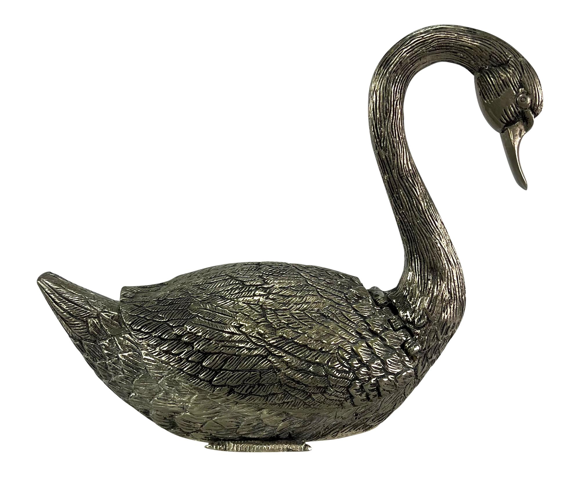 De la década de 1970, esta figura de cisne Gucci de peltre metálico presenta un contenedor oculto bajo las alas del cisne. El lugar perfecto para guardar con elegancia los pertrechos de tu casa u oficina. Con elementos escultóricos similares en el