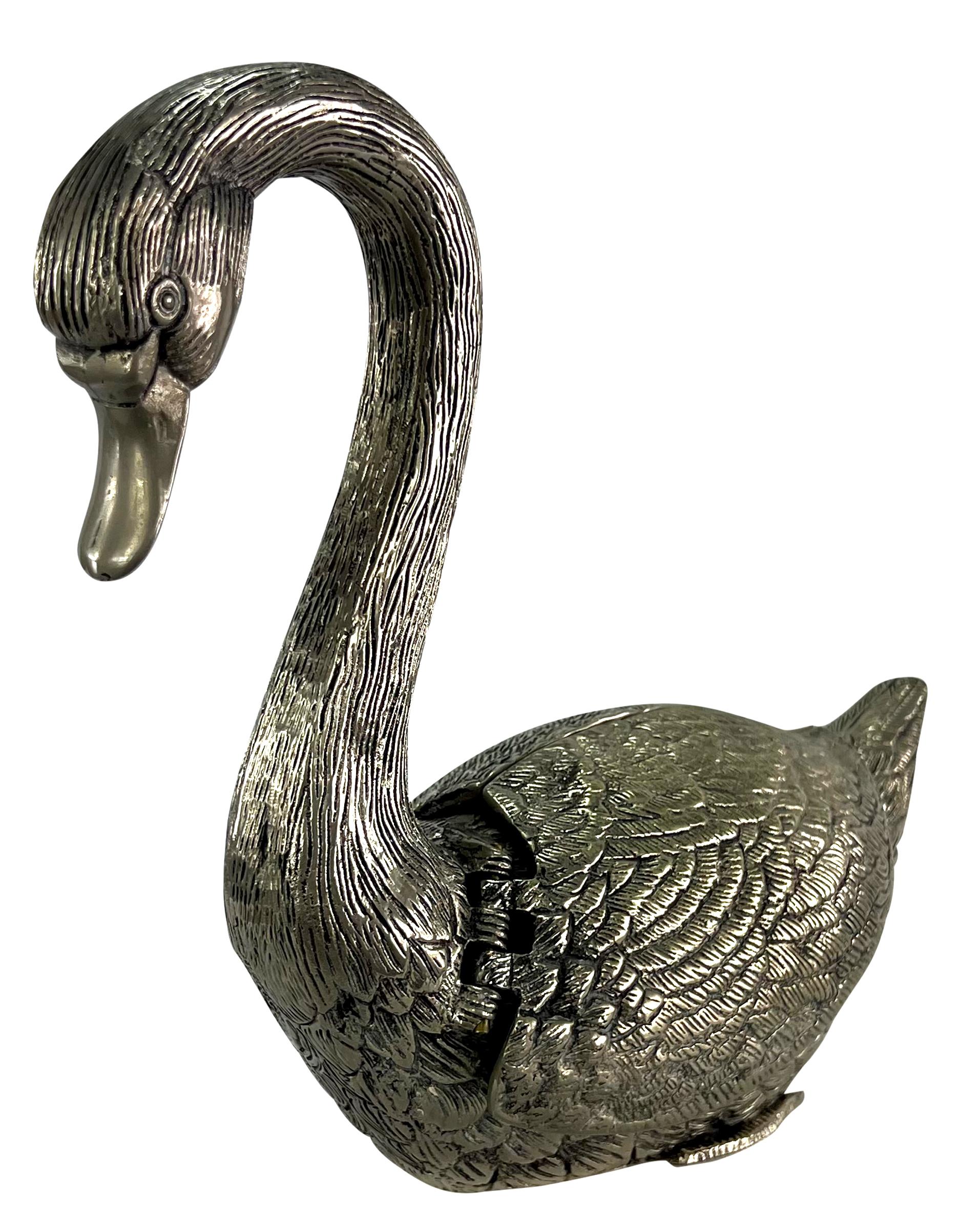 1970s Gucci Figural Cisne Estaño Metal Decorativo Contenedor Oculto en Bueno estado para la venta en West Hollywood, CA