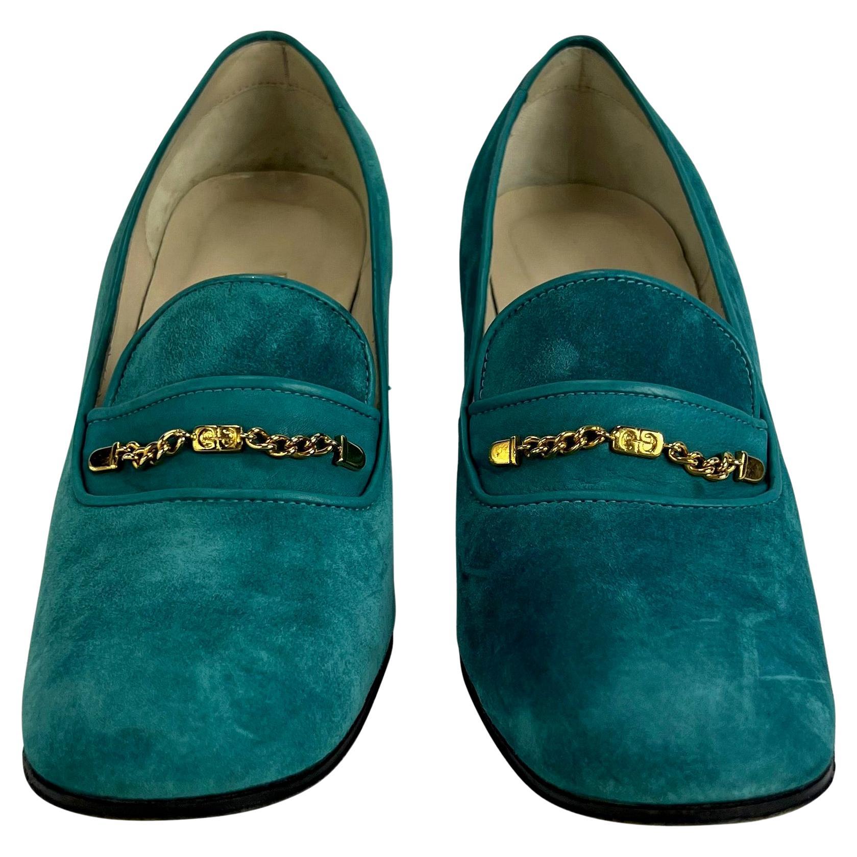 1970er Gucci GG Logo Kette Wildleder Teal Loafer Block Heels Größe 39,5AA (Blau) im Angebot