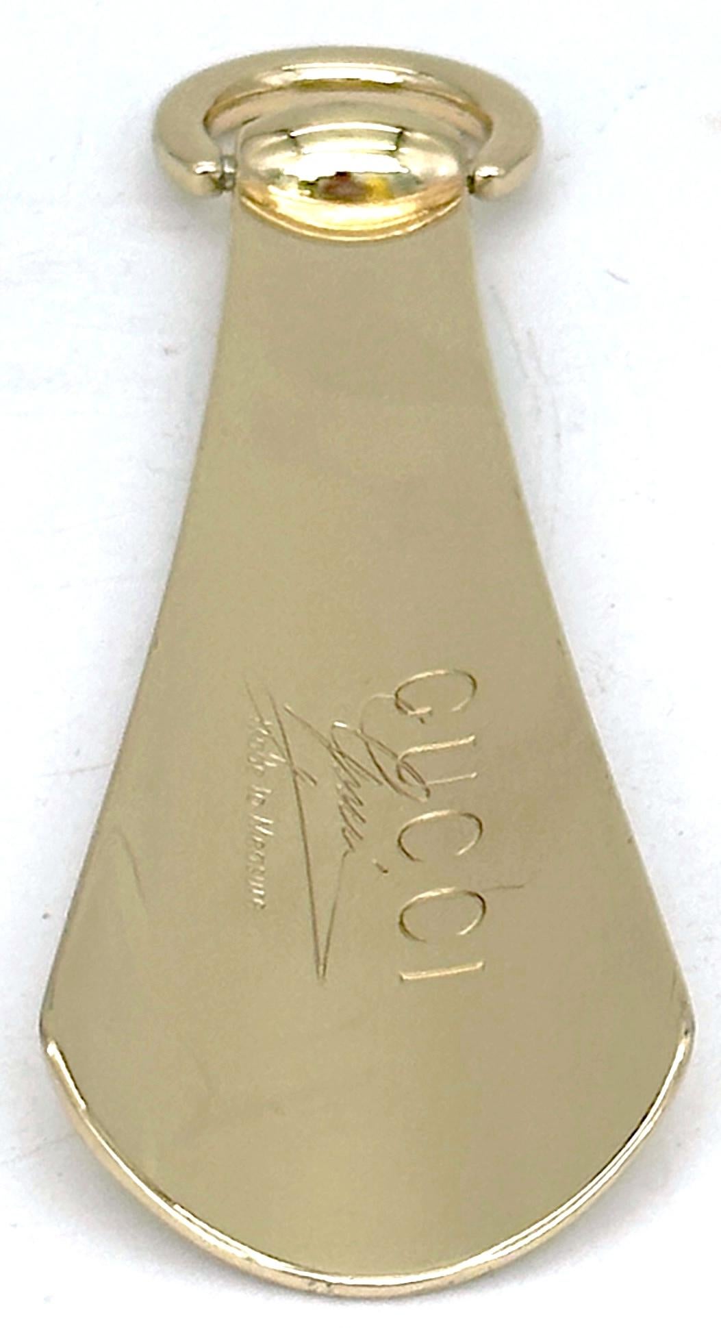 Calzascarpe in ottone dorato di Gucci degli anni '70 con anello con morsetto oscillante, Italia

Un raro e raffinato calzascarpe in ottone dorato Gucci degli anni '70, prodotto dalla divisione Parfums dell'iconica casa italiana. Questo pezzo