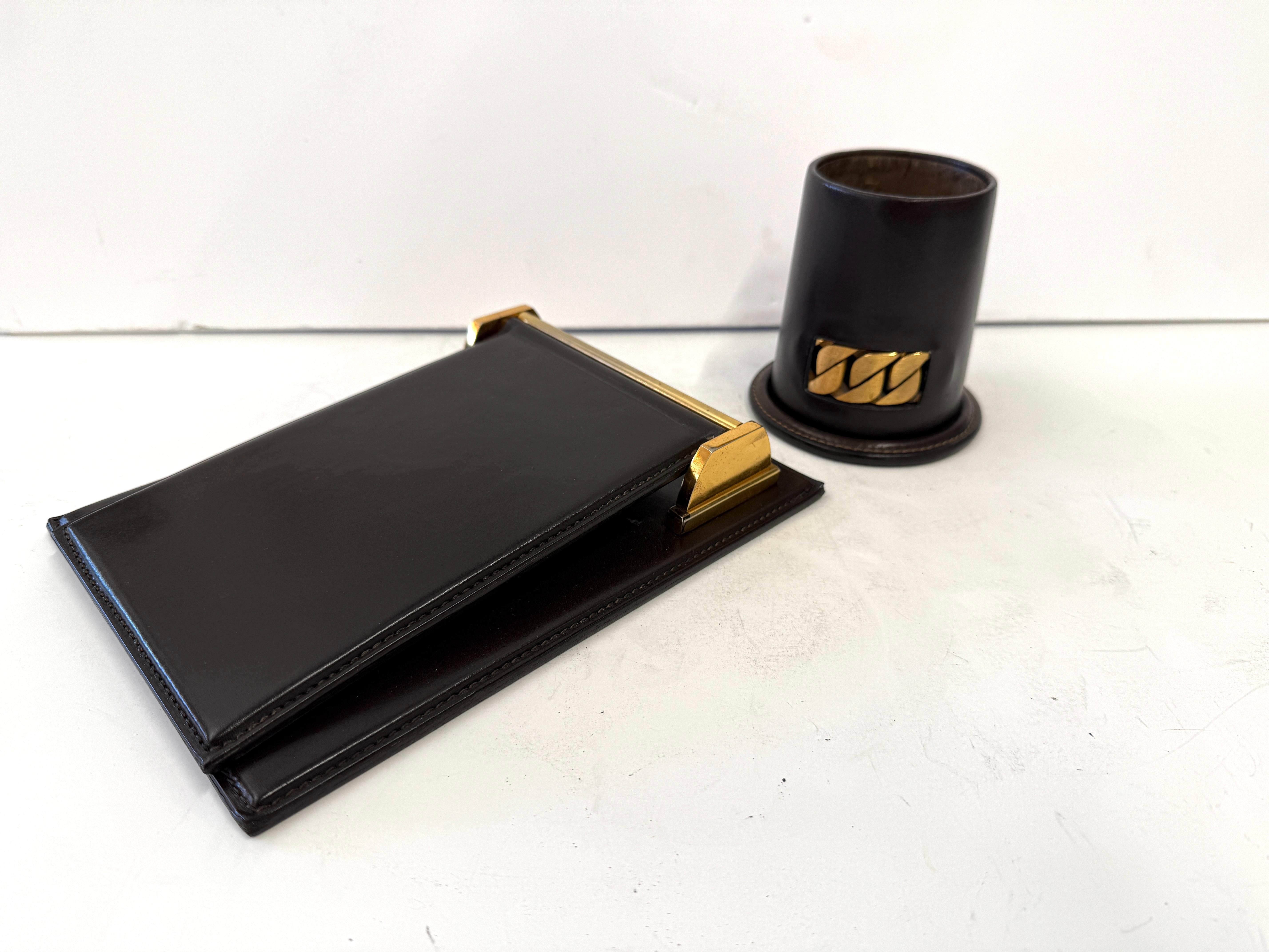 Ein schönes Gucci Schreibtischset aus den 1970er Jahren. Dieses Set gehörte zum Nachlass von Daniel Schwartz und wir haben es zusammen mit dem Alligator  Set Frank Sinatra Gifted to him, das separat auf dieser Website erhältlich ist. Wir haben diese
