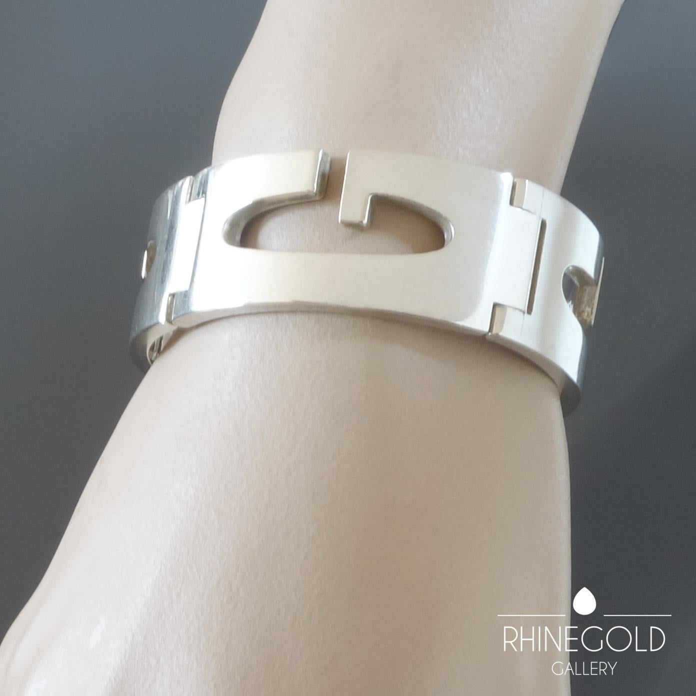 1970s GUCCI MidCentury Modernist Silver Link Bracelet
Sterling silver
Length (when closed) 17.5 cm (approx. 6 7/8”), width 1.95 cm (approx. 3/4”)
Weight approx. 86 grams
Marks: ‘GUCCI  MADE IN ITALY’; silver content mark ‘925’ for sterling silver;
