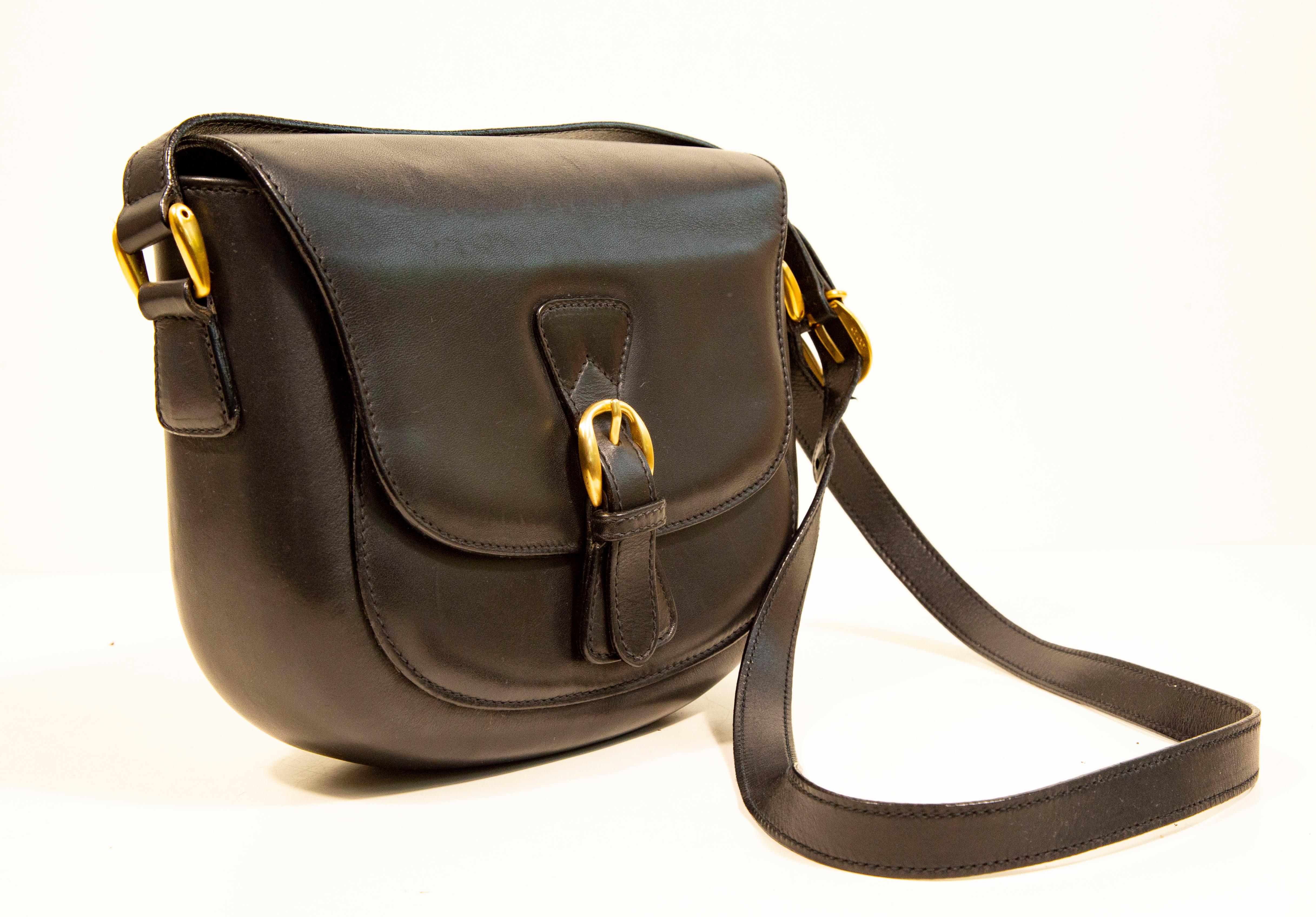 1970s Gucci Saddle Bag Crossbody Bag in Black Leather with Gold Toned Hardware In Good Condition In Arnhem, NL