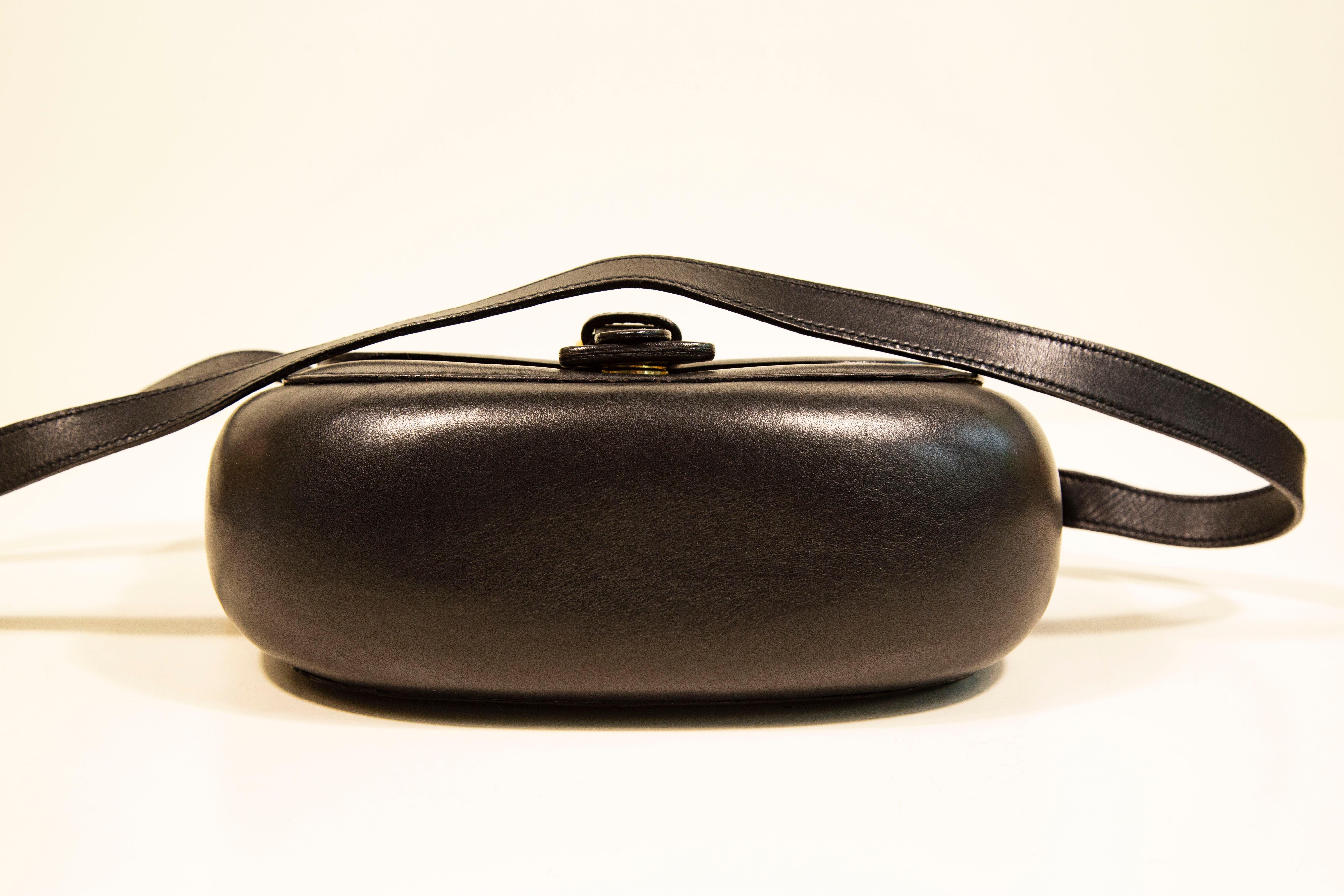 1970s Gucci Saddle Bag Crossbody Bag in Black Leather with Gold Toned Hardware 2