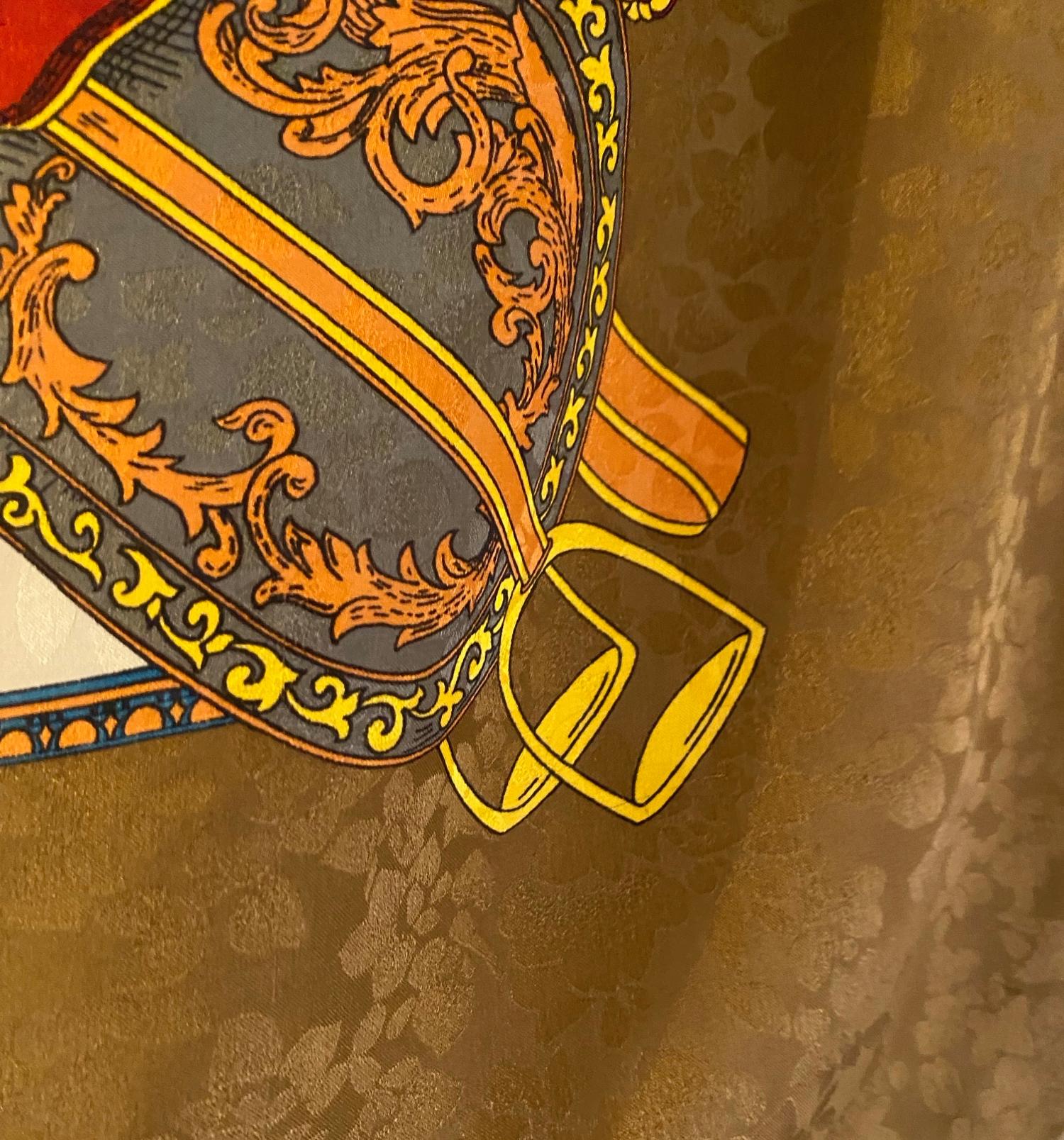 La sciarpa Gucci anni '70 presenta un classico motivo equestre con briglie, nappe e corde dorate, un tema caratteristico della maison fin dai suoi inizi Florentine. Realizzato in 100% pura seta, offre una sensazione morbida e lussuosa e un