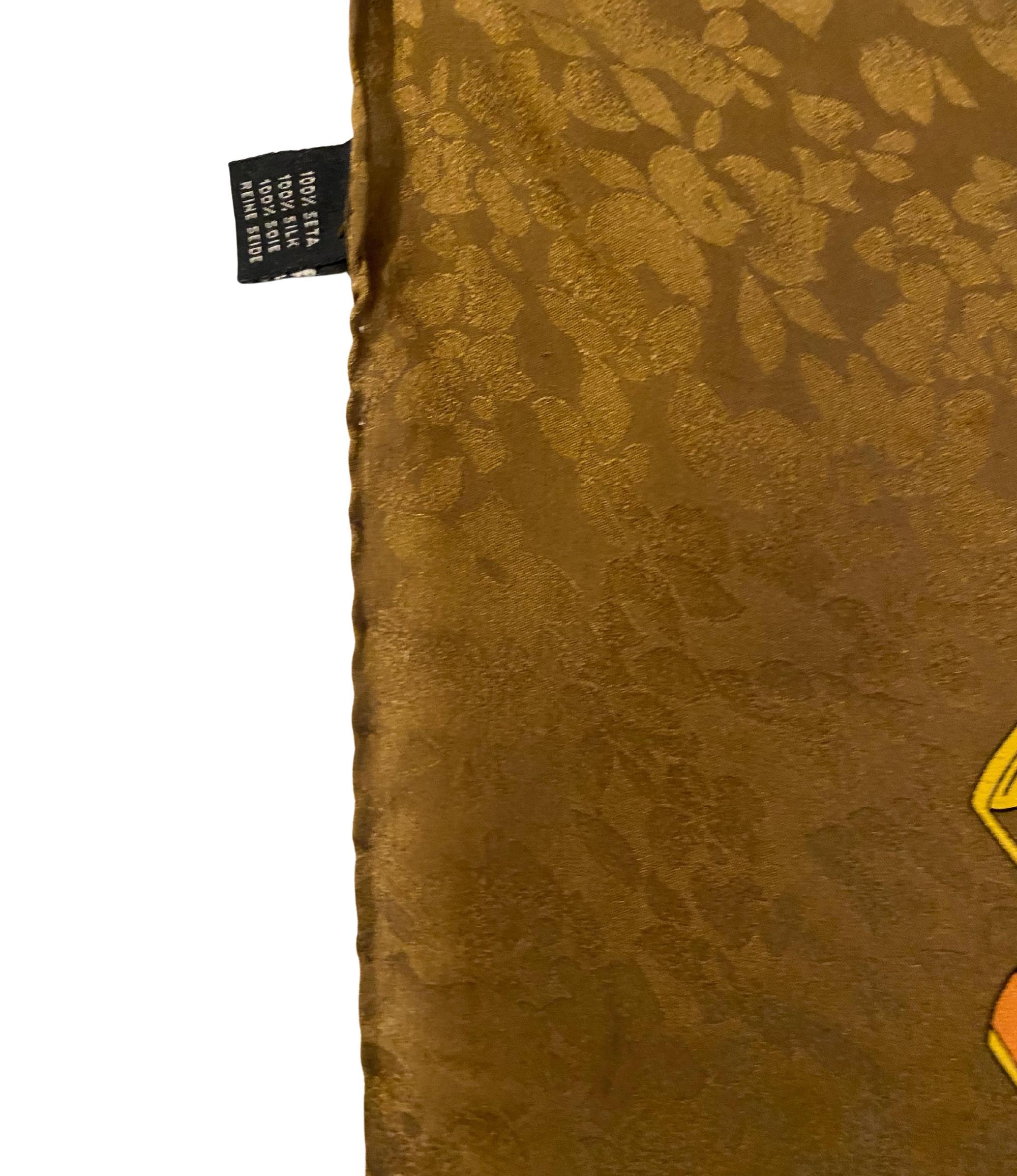Sciarpa di seta Gucci degli anni '70  Stampa equestre marrone e oro in vendita 1