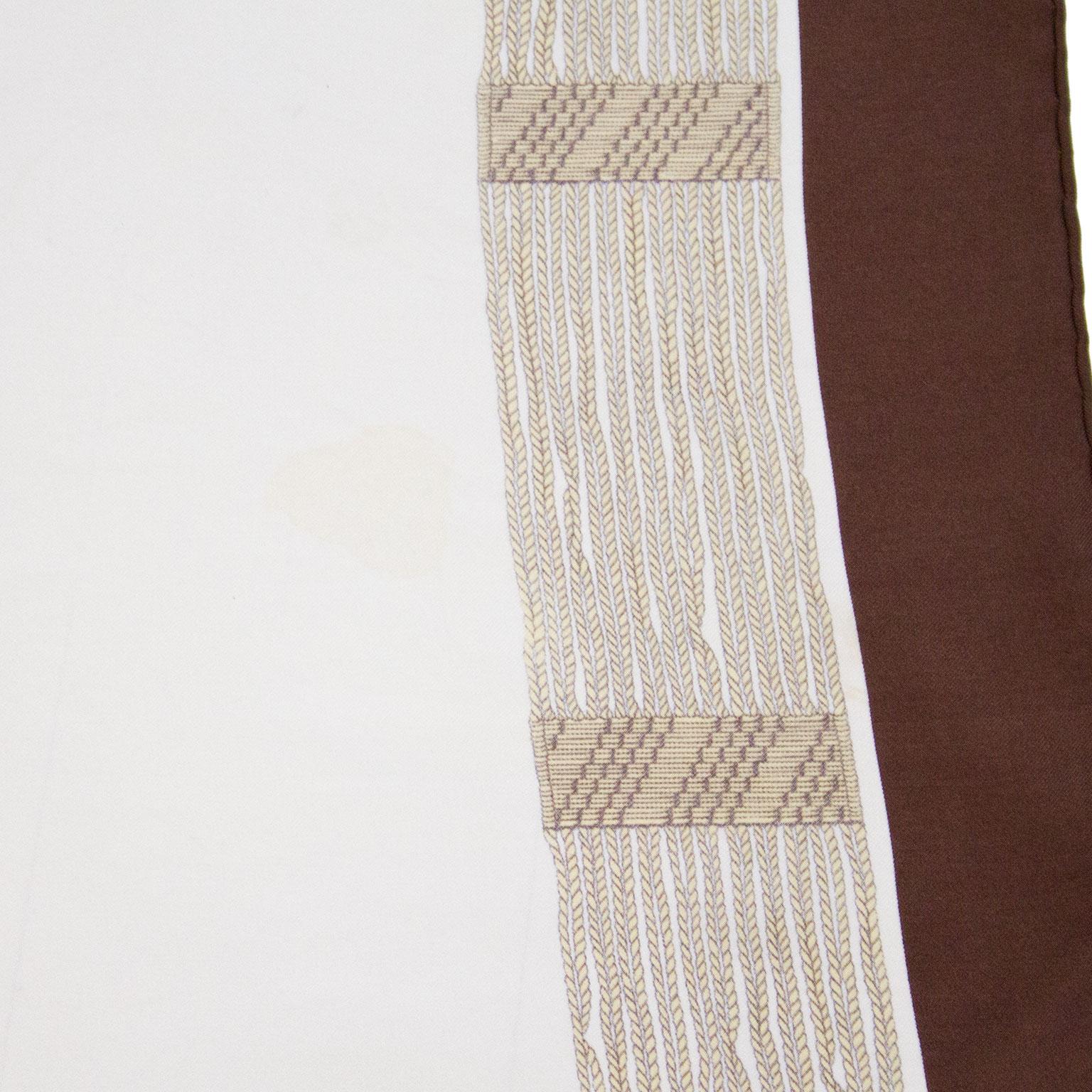 Gucci-Seidenschal aus den 1970er-Jahren mit Kettengürtel-Design. Signiert Gucci in der unteren Ecke. Das Design ist auf einem beigen Hintergrund mit dunkelbrauner Umrandung. Leichte Verfärbungen und ein kleiner Fleck über einem der