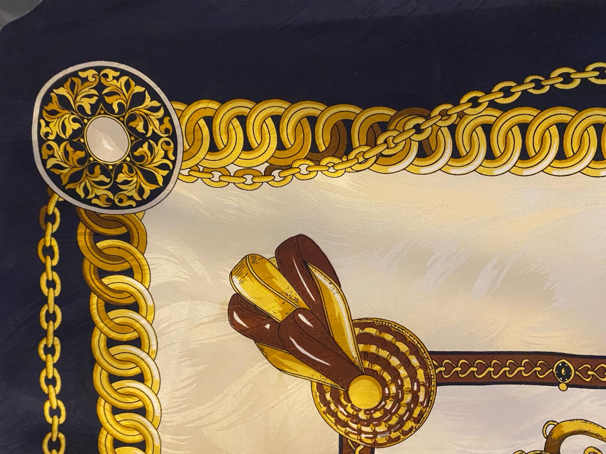 Sciarpa di seta Gucci anni '70 con stampa di catene equestri in oro e marina In condizioni buone in vendita a London, GB