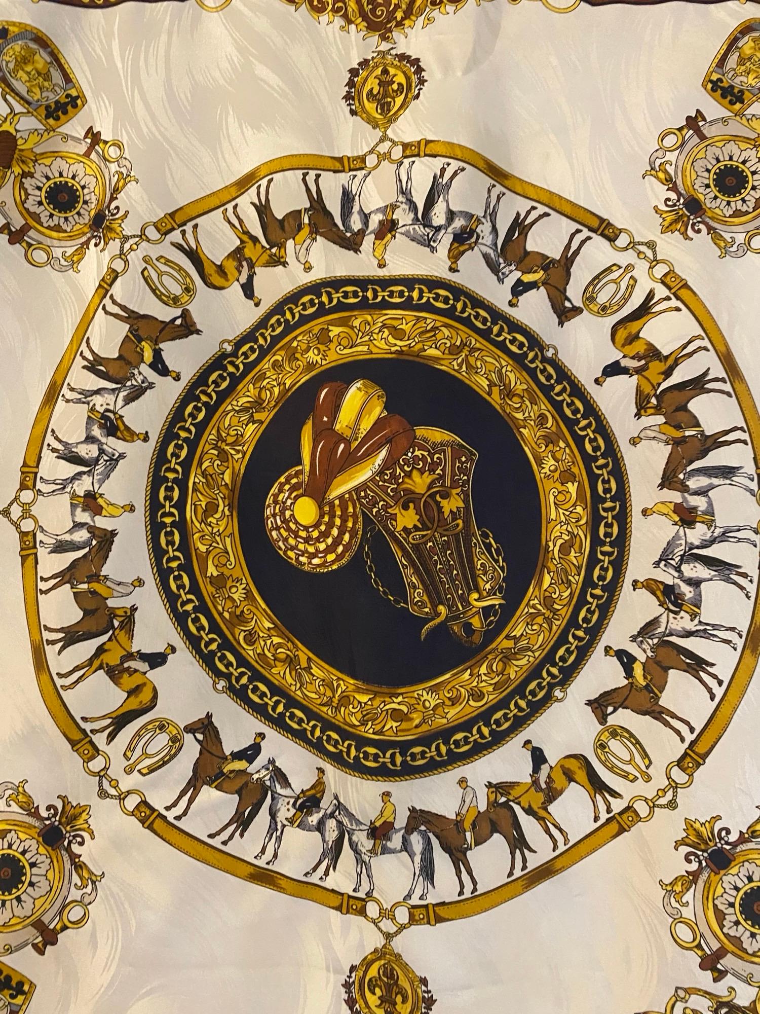 da uomo o donna Sciarpa di seta Gucci anni '70 con stampa di catene equestri in oro e marina in vendita