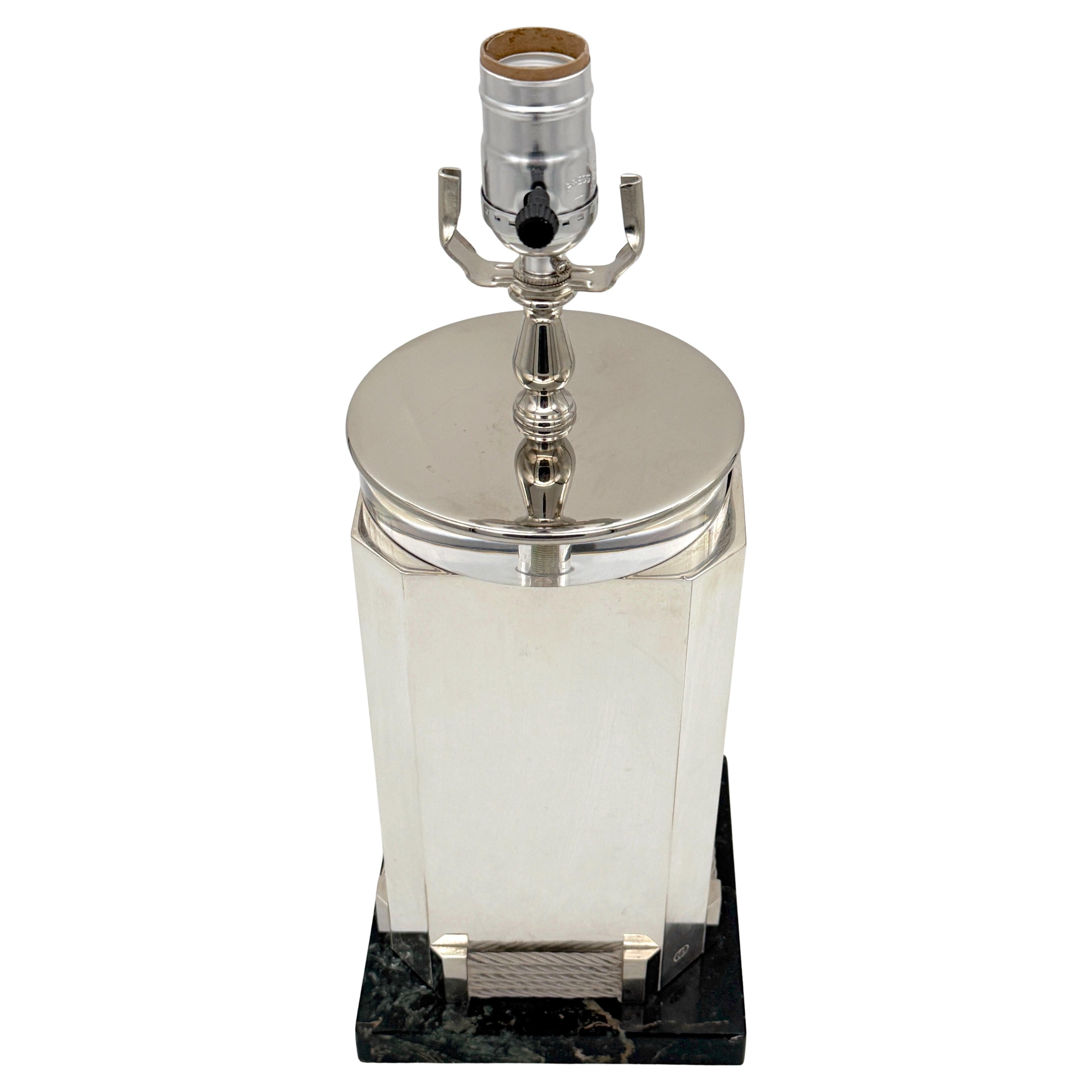 Lampada a colonna quadrata placcata in argento di Gucci degli anni '70 

11