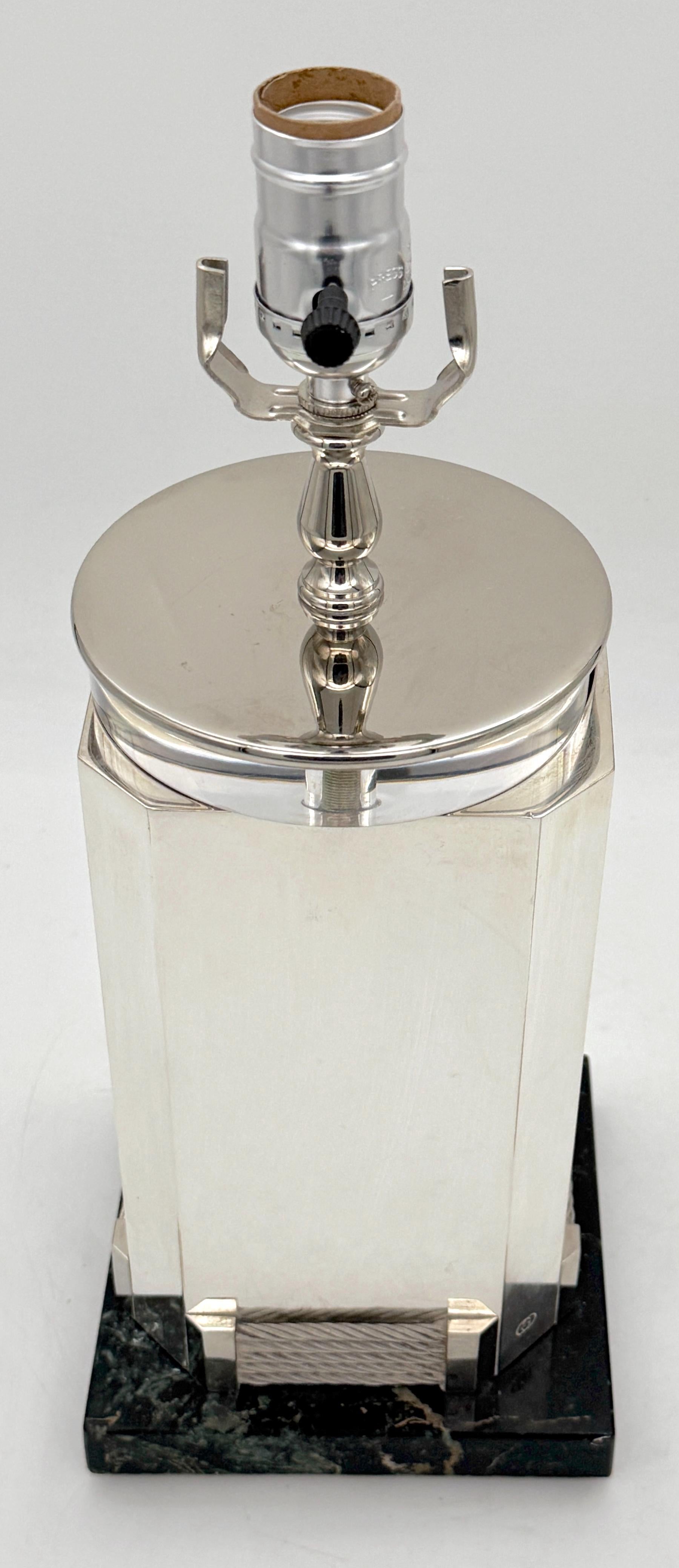Moderno Lampada a colonna quadrata placcata in argento di Gucci degli anni '70 in vendita