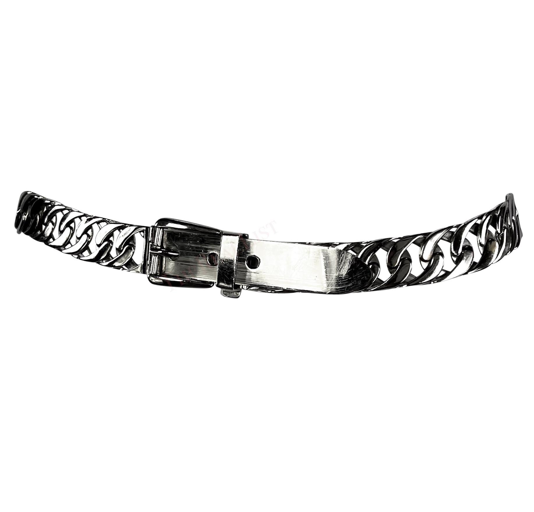 Datant des années 1970, cette ceinture Gucci en chaîne argentée présente un large maillage de chaînes et est ornée d'une boucle classique. 

Mesures approximatives : 
Taille - non répertoriée
Largeur : 1