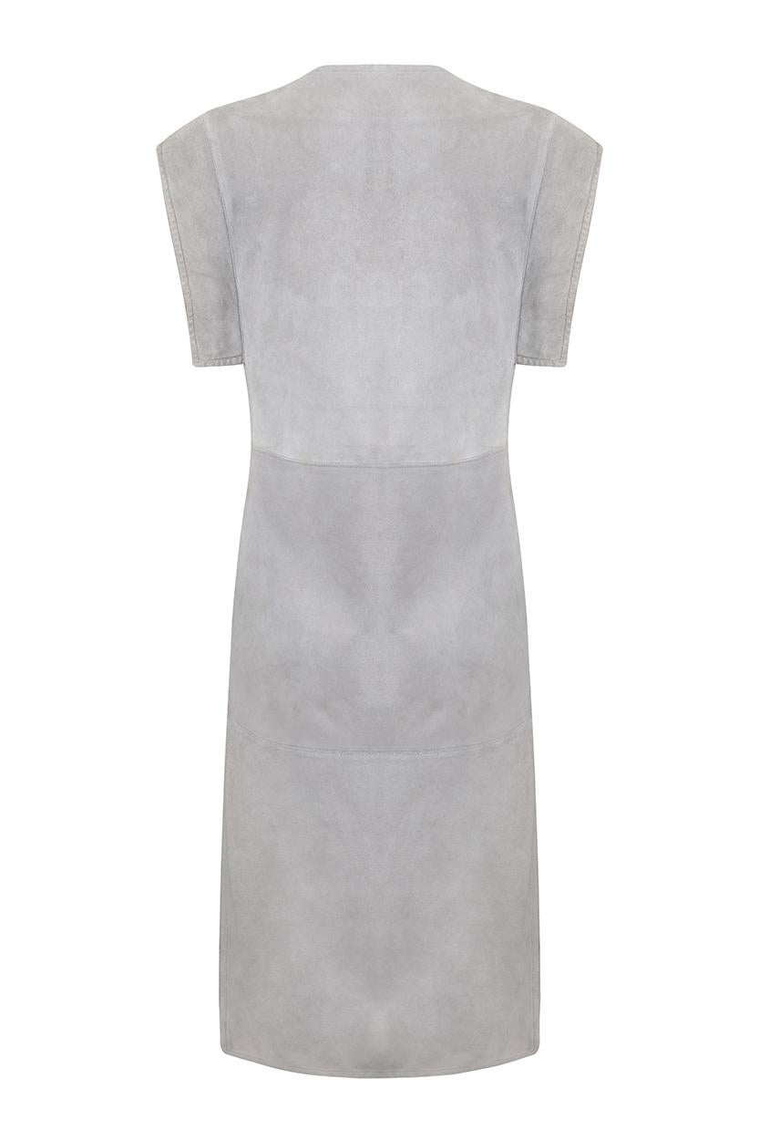 Dieses seltene und stilvolle 1970er Gucci Kleid aus warmem grauem Wildleder befindet sich in einem ausgezeichneten Vintage-Zustand. Dieses ungewöhnliche Stück ist von einfacher, aber makelloser Konstruktion und hat eine moderne utilitaristische