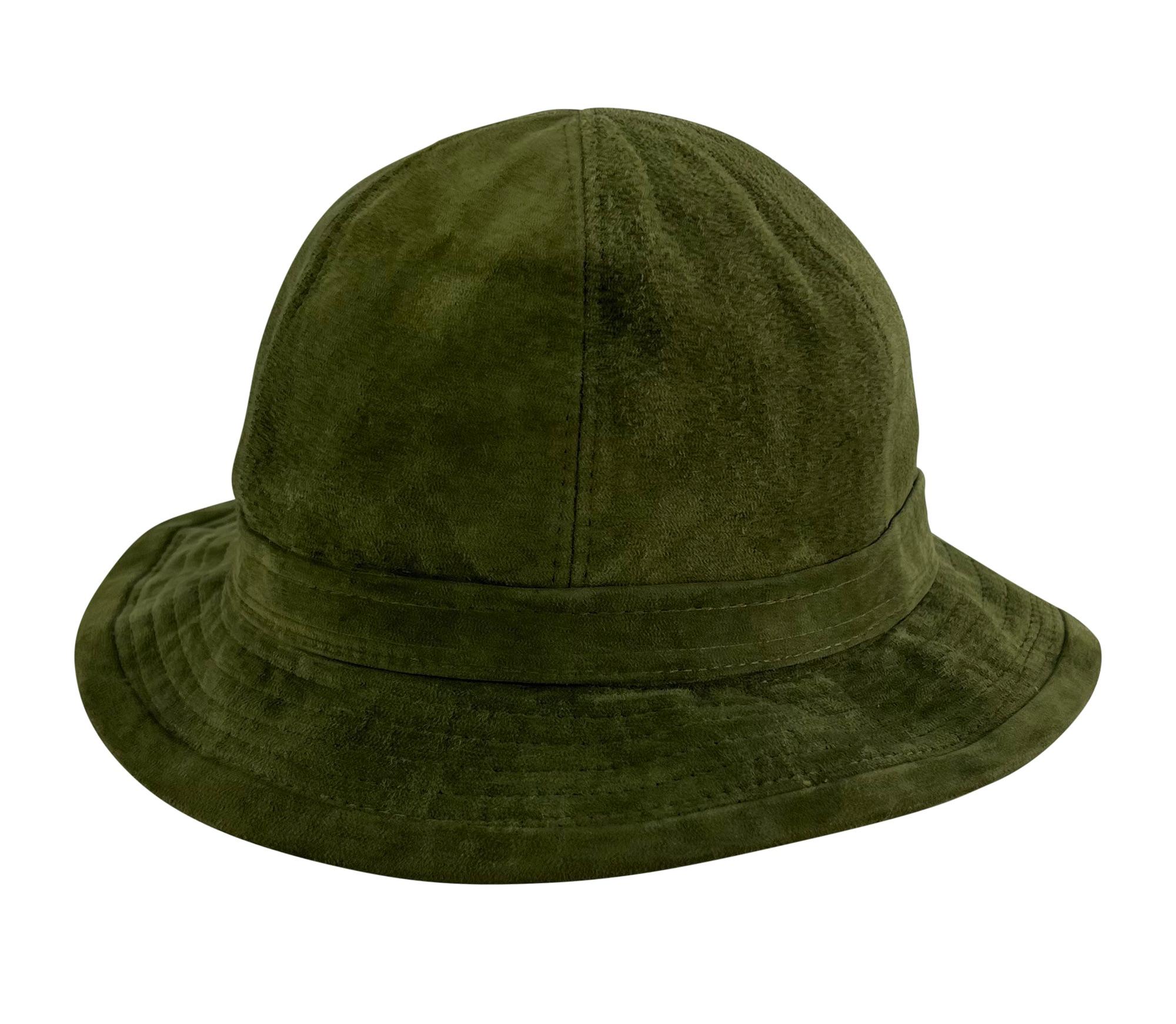 1970er Gucci Bügelschnalle Dunkel-Olive Grün Wildleder Eimer Hut im Angebot 1