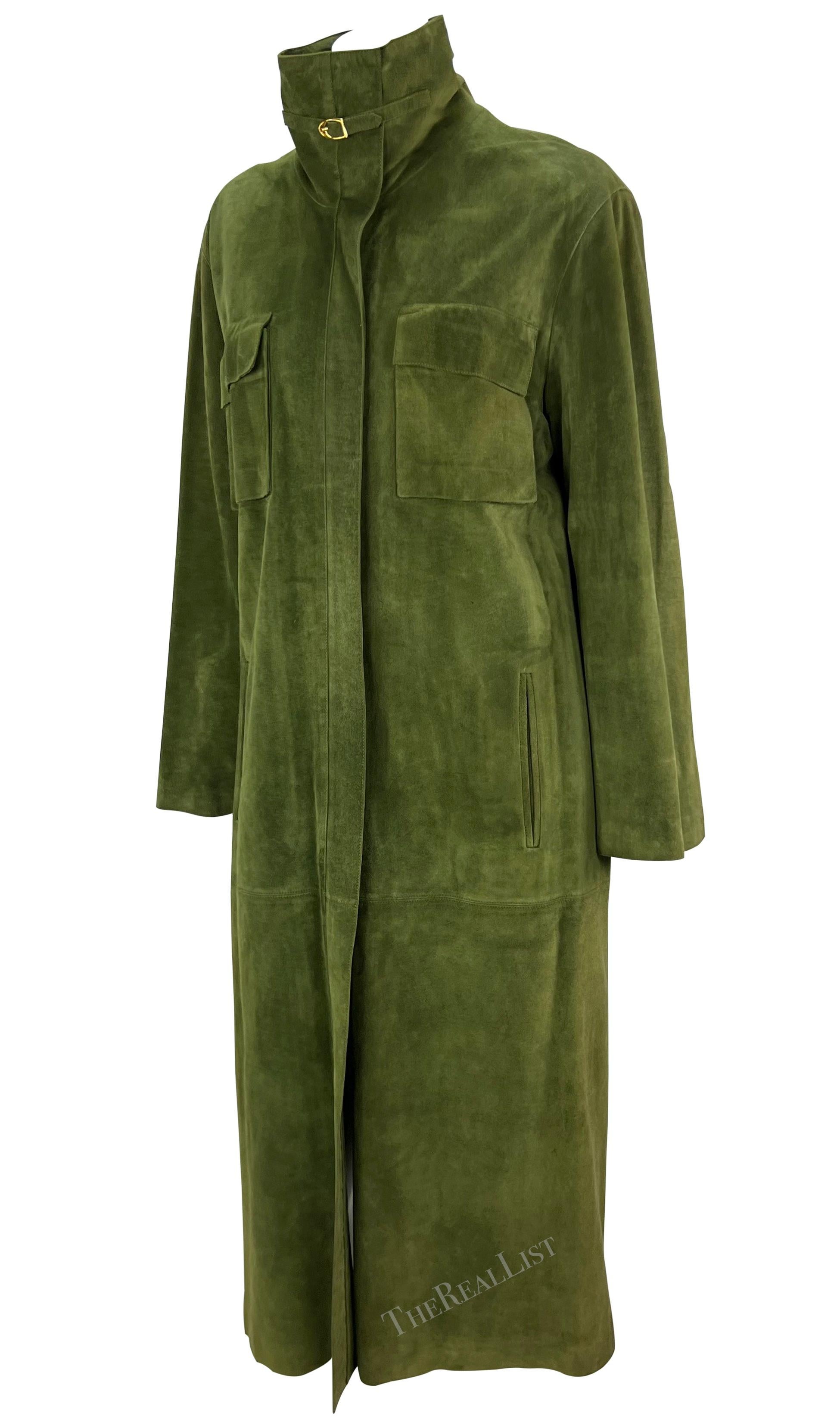 Wir präsentieren einen atemberaubenden Gucci Trenchcoat aus moosgrünem Wildleder. Dieser echte Vintage-Mantel aus den 1970er Jahren ist komplett aus weichem, moosgrünem Wildleder gefertigt. Dieser Mantel in Übergröße hat einen verdeckten