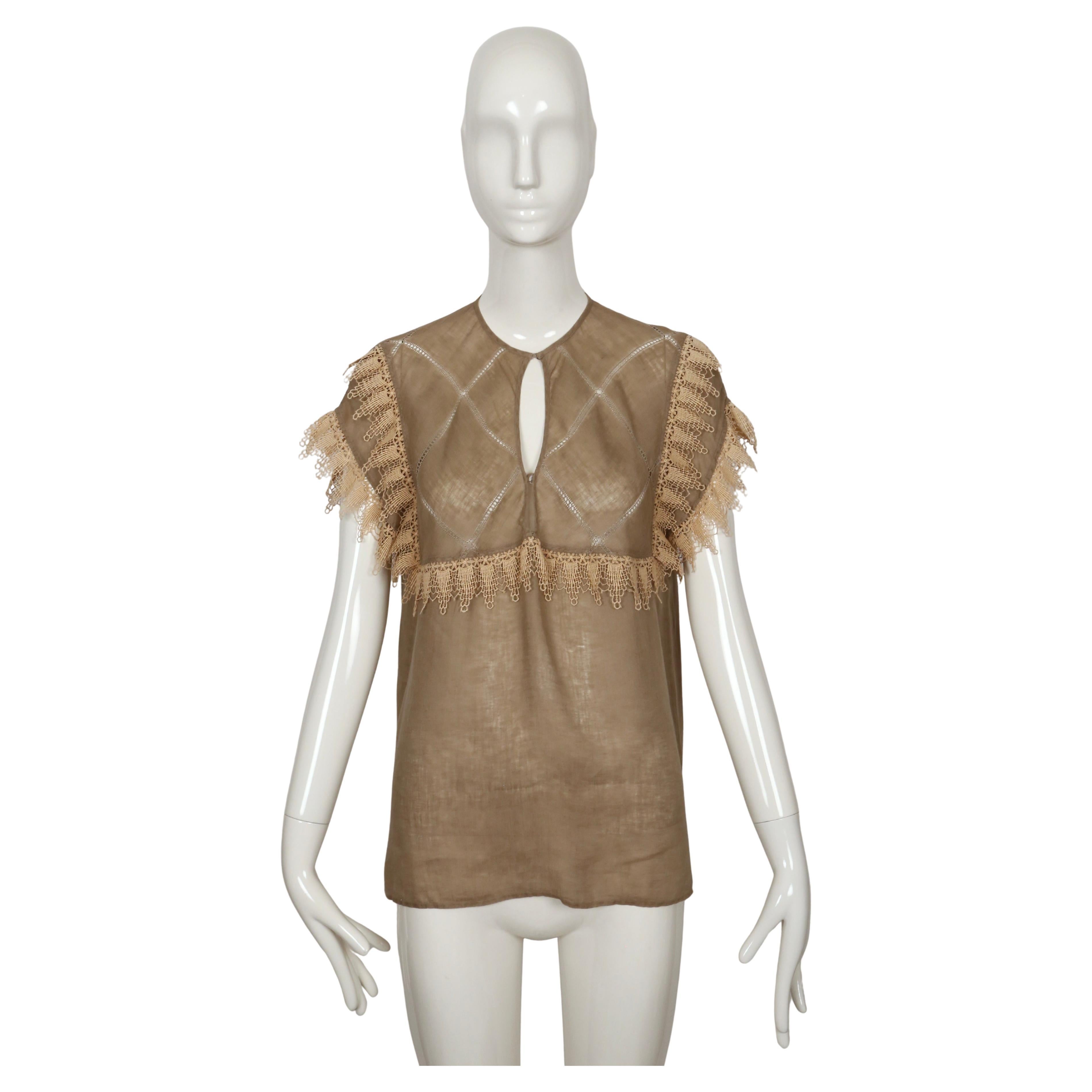Sehr seltene, halbdurchsichtige, hellbraune Leinenbluse mit Spitzenbesatz und Pointelle-Nähten, entworfen von Gucci in den 1970er Jahren. Mit einem italienischen Label 42 versehen. Ungefähre Maße: Brustumfang 39-40