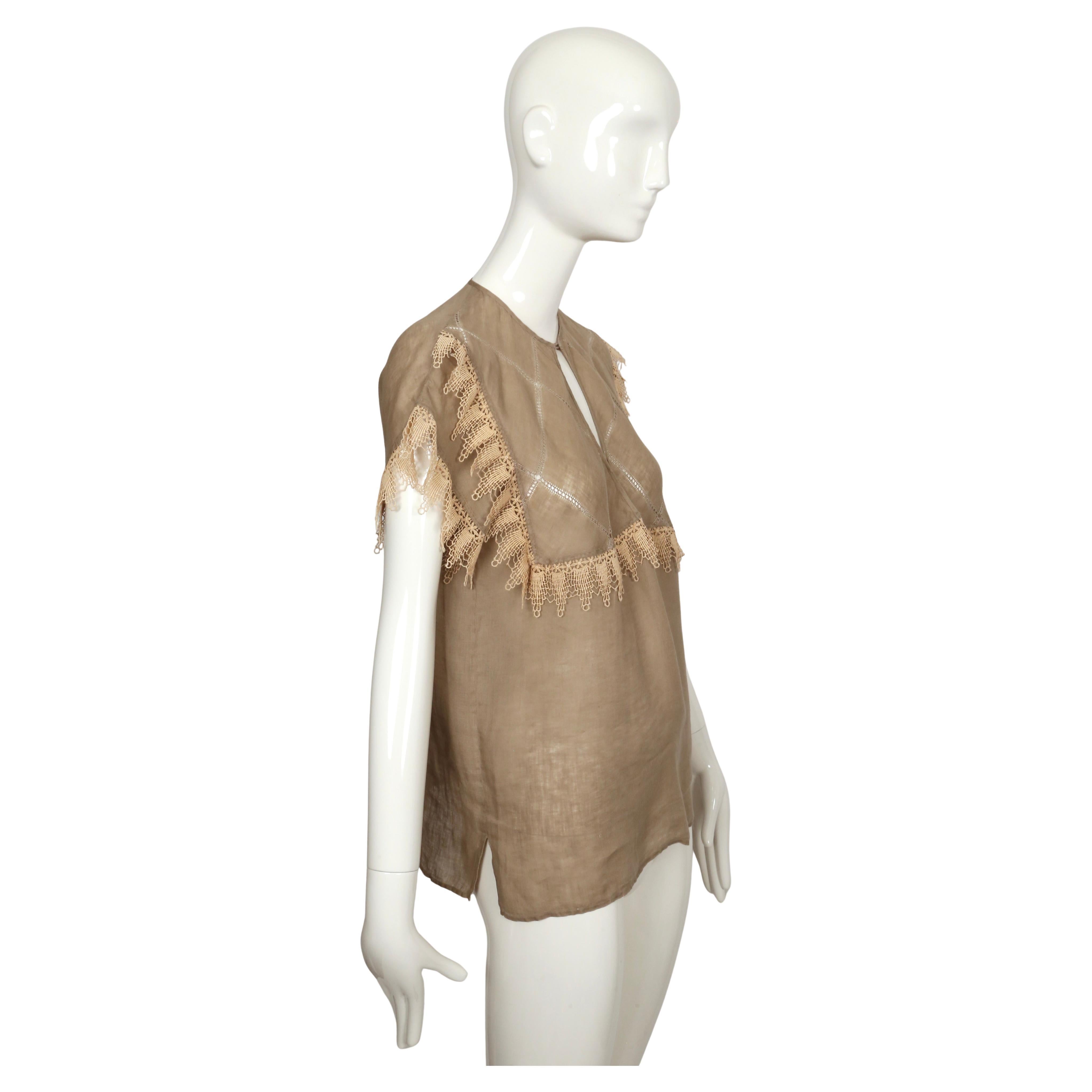 1970er GUCCI hellbraunes Leinenblusentop mit Spitzenbesatz und Pointelle-Nähten (Braun) im Angebot
