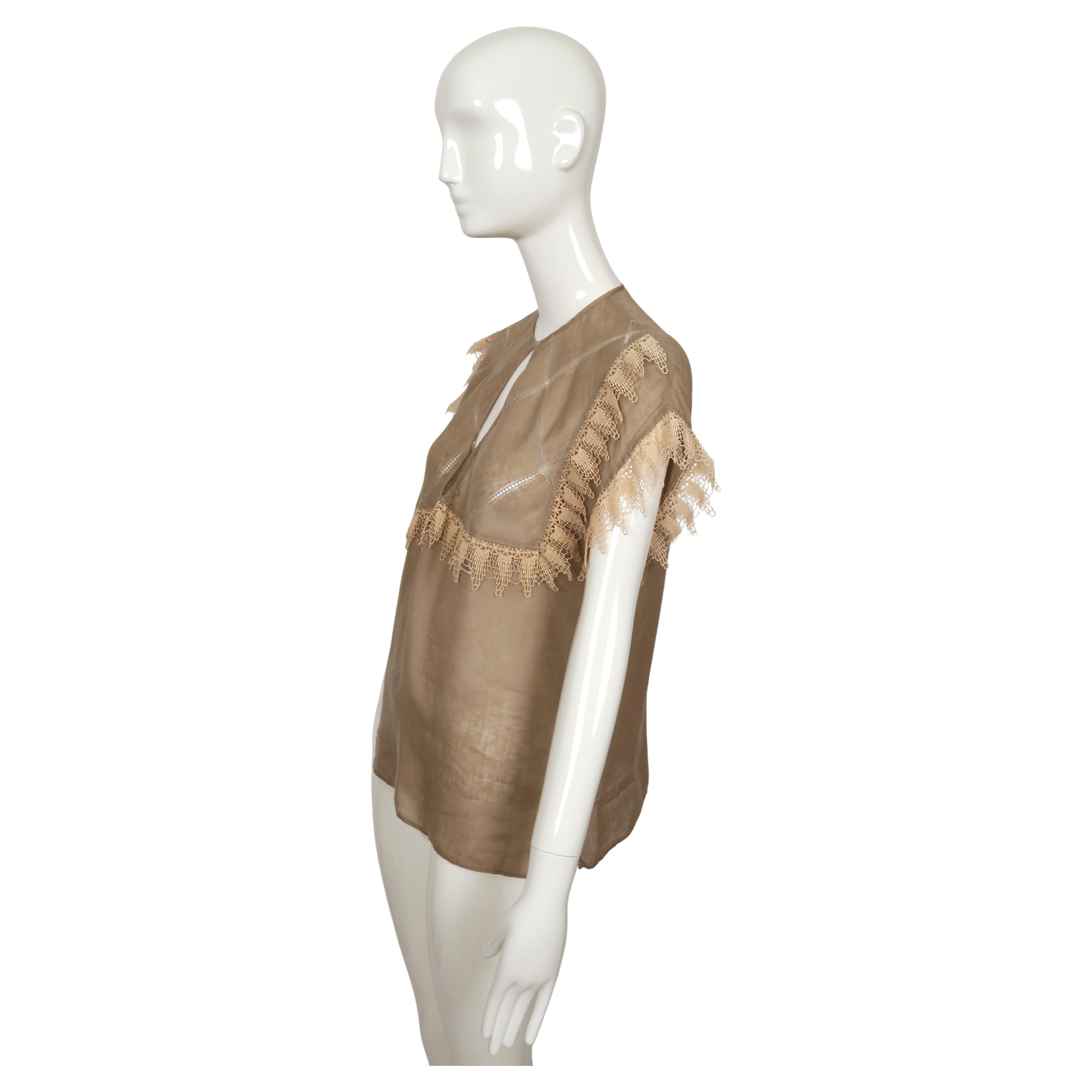 1970er GUCCI hellbraunes Leinenblusentop mit Spitzenbesatz und Pointelle-Nähten Damen im Angebot