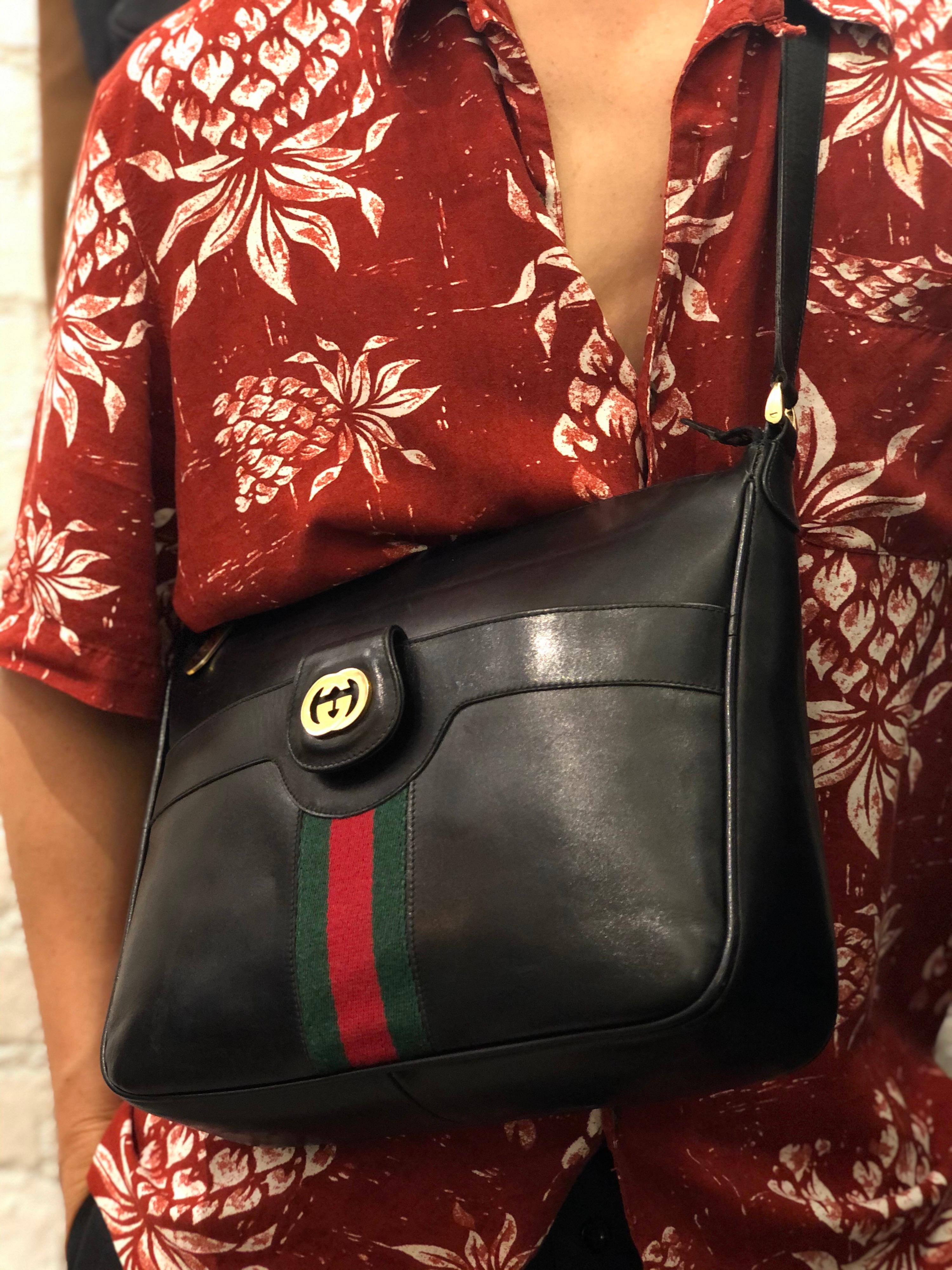 1970s GUCCI Web Black Leather Shoulder Bag Unisex In Good Condition In Bangkok, TH