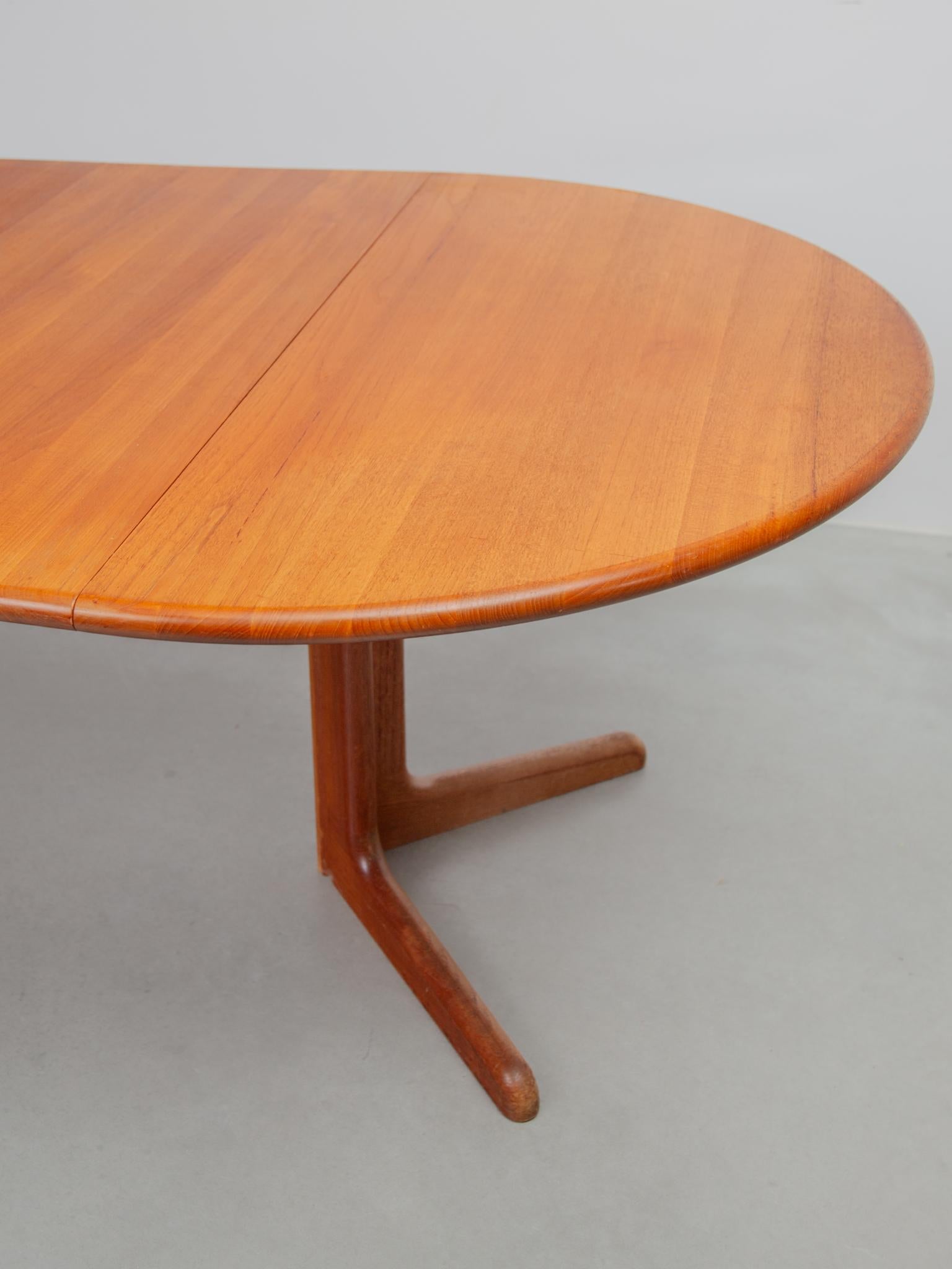 1970s Gudme Round with two extensions Extendable in Oval Dining Table Solid Teak 3
