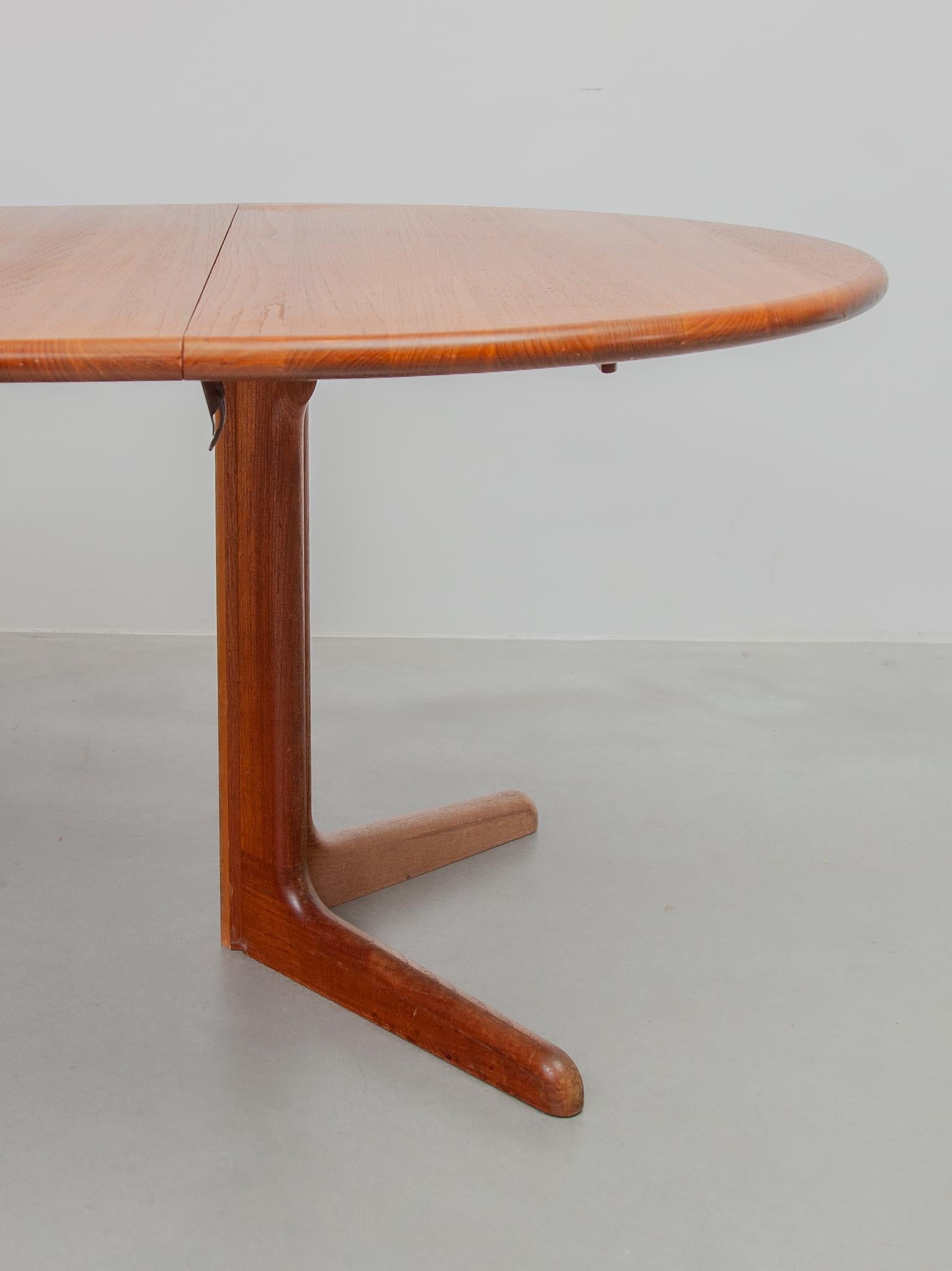 1970s Gudme Round with two extensions Extendable in Oval Dining Table Solid Teak 5