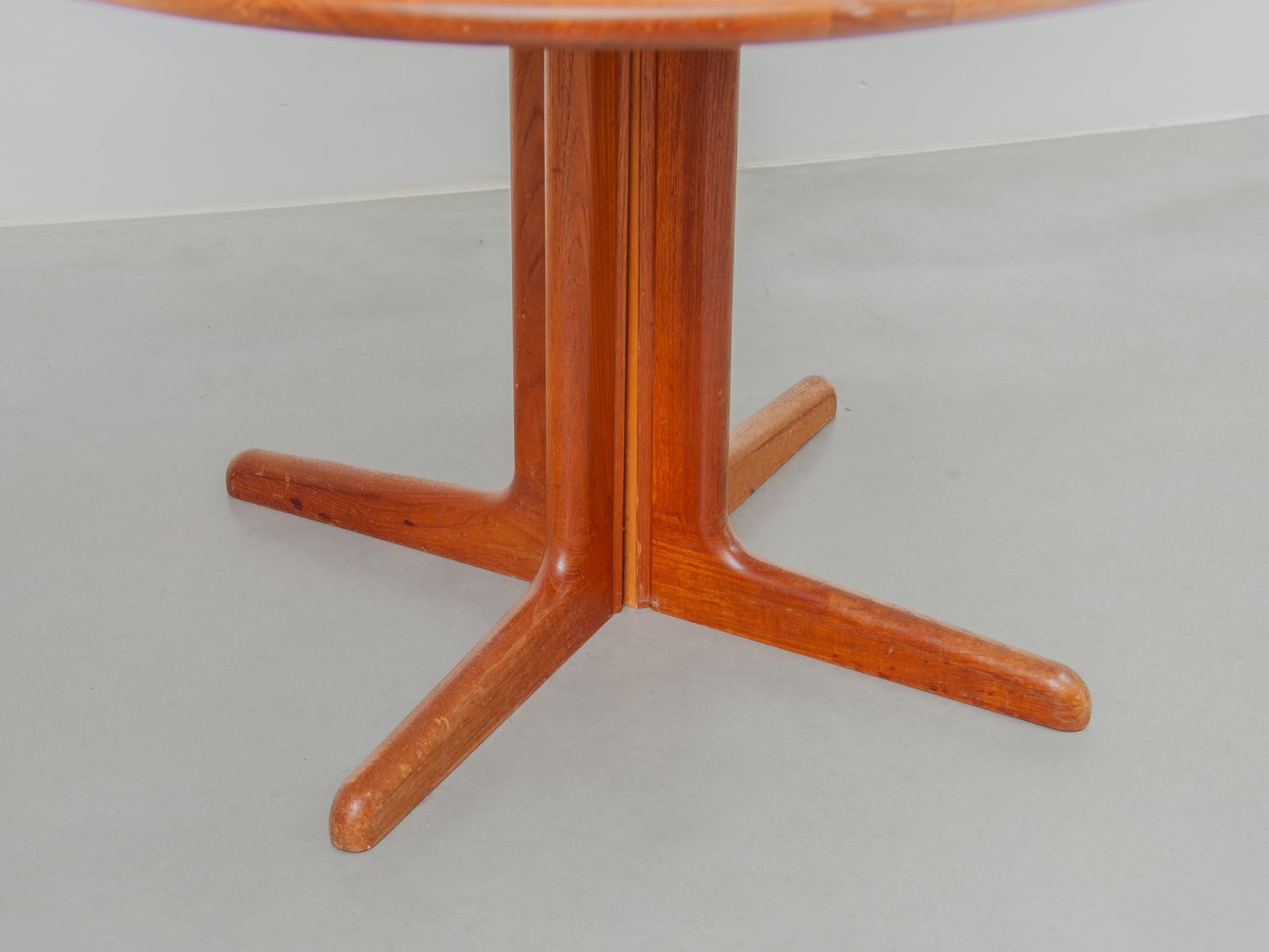 1970s Gudme Round with two extensions Extendable in Oval Dining Table Solid Teak 6