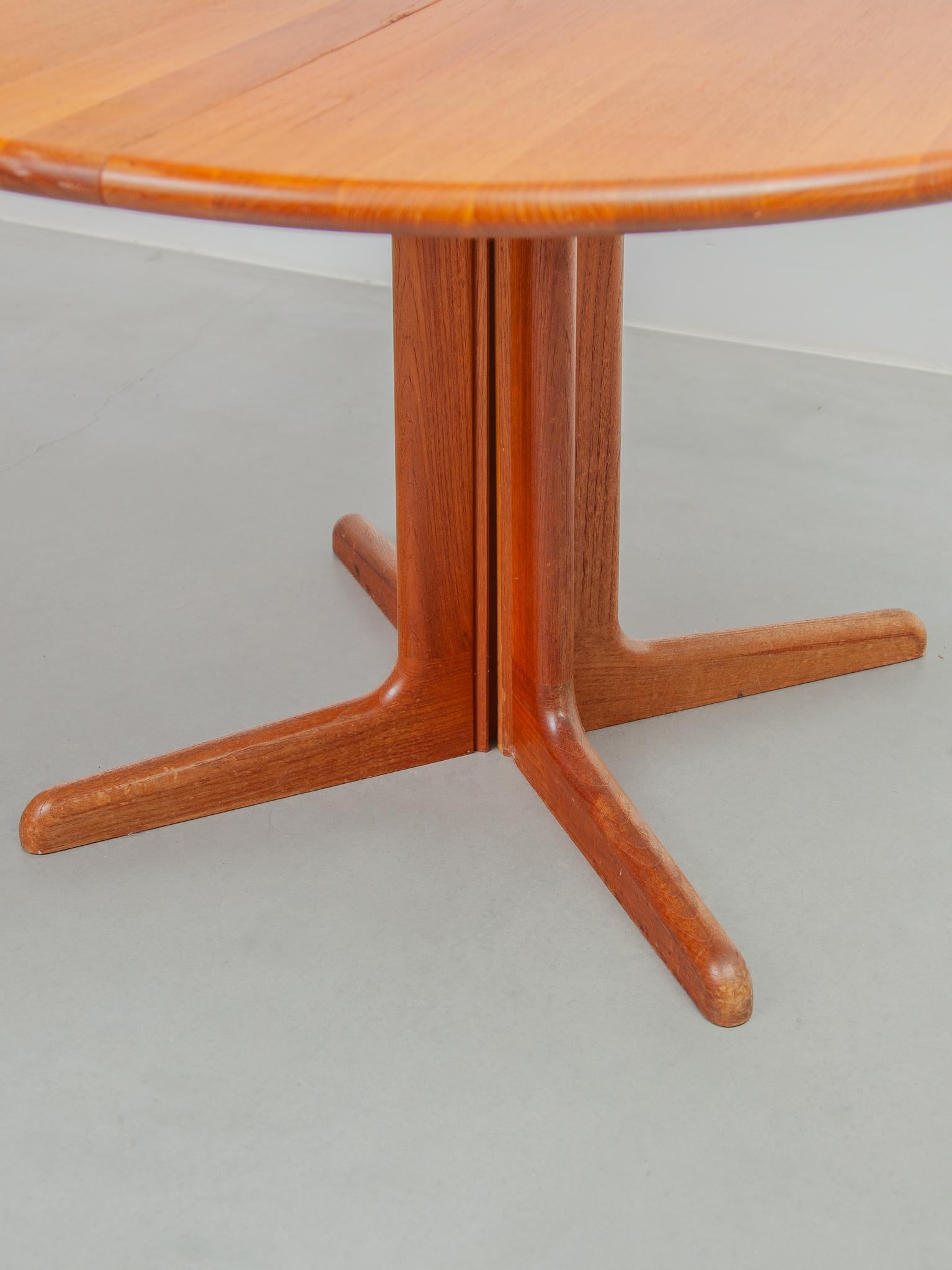 1970s Gudme Round with two extensions Extendable in Oval Dining Table Solid Teak For Sale 7
