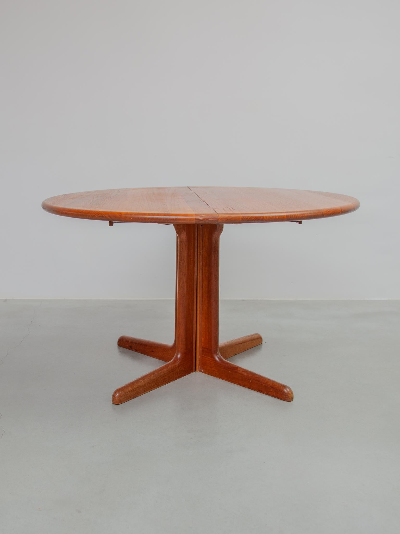 Beautiful original round dining table extendable in two positions Oval dining table designed by Manufacture Gudme Møbelfabrik, 1970s. Superb quality in good condition with beautiful deep color and grain teak with some signs of use. The table has two